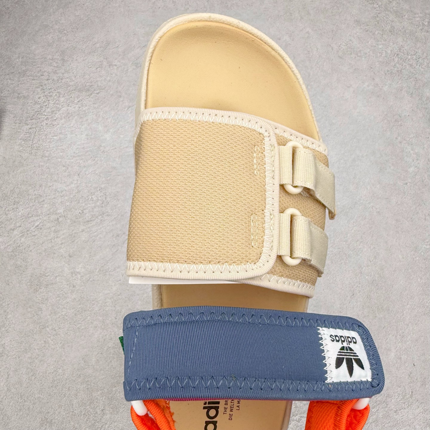 图片[4]-AD Originals Adilette Sandal 4.0 运动沙滩凉鞋 男女同款 adidas（阿迪达斯）是一家世界知名的体育用品和服装品牌，成立于1949年，总部位于德国。原本阿道夫•达斯勒和他的兄弟鲁道夫•达斯勒一起经营着一家鞋厂，专门生产和销售运动鞋。由于兄弟俩在经营理念和方向上的分歧，阿道夫•达斯勒在1949年以自己的名字\\\”Adi\\\”和姓氏\\\”Das\\\”来命名，创立了adidas。哥哥鲁道夫•达斯勒则开设了运动品牌puma。adidas从成立之初就致力于为运动员提供优质的运动产品和创新的技术。品牌不断推出创新的运动鞋和服装，以满足运动员在各种运动场合中的需求。adidas的产品涵盖了跑步、足球、篮球、网球等多个运动领域，成为众多专业和业余运动员的首选。时至今日，阿迪达斯已经成为众多运动明星及时尚人士的宠儿。 多款鞋子因为其款式经典，时尚百搭，一直为大众所喜爱。实拍调校N版已经零色差零失真 百分百还原实物色彩所见即所得 不存在货不对板色差等低级问题 选购参考实物拍摄 不混卖不参货 只用心做好货严格选品 承诺混一赔十 尺码：36 36.5 37.5 38 38.5 39 40 40.5 41 42 42.5 43 44 44.5 45-选品中心