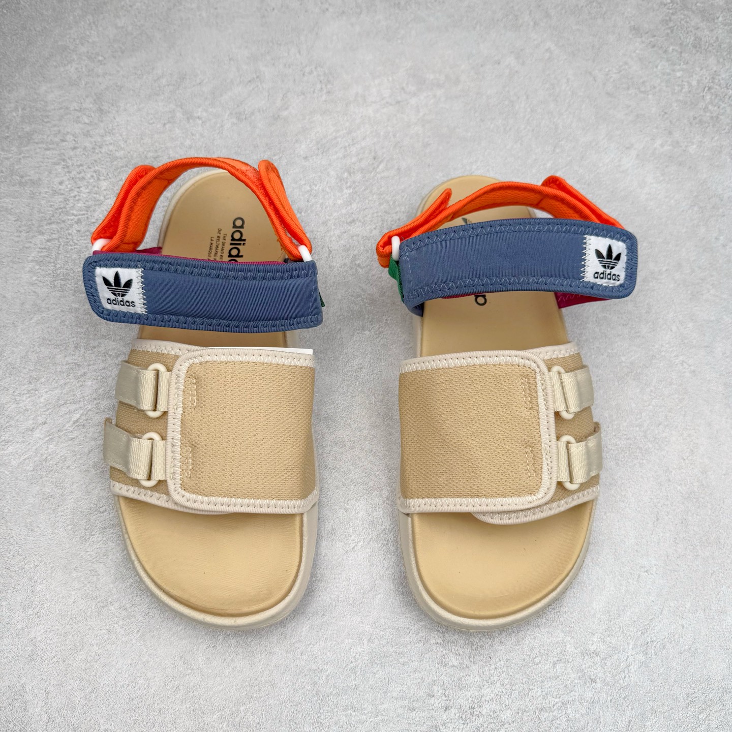 图片[2]-AD Originals Adilette Sandal 4.0 运动沙滩凉鞋 男女同款 adidas（阿迪达斯）是一家世界知名的体育用品和服装品牌，成立于1949年，总部位于德国。原本阿道夫•达斯勒和他的兄弟鲁道夫•达斯勒一起经营着一家鞋厂，专门生产和销售运动鞋。由于兄弟俩在经营理念和方向上的分歧，阿道夫•达斯勒在1949年以自己的名字\\\”Adi\\\”和姓氏\\\”Das\\\”来命名，创立了adidas。哥哥鲁道夫•达斯勒则开设了运动品牌puma。adidas从成立之初就致力于为运动员提供优质的运动产品和创新的技术。品牌不断推出创新的运动鞋和服装，以满足运动员在各种运动场合中的需求。adidas的产品涵盖了跑步、足球、篮球、网球等多个运动领域，成为众多专业和业余运动员的首选。时至今日，阿迪达斯已经成为众多运动明星及时尚人士的宠儿。 多款鞋子因为其款式经典，时尚百搭，一直为大众所喜爱。实拍调校N版已经零色差零失真 百分百还原实物色彩所见即所得 不存在货不对板色差等低级问题 选购参考实物拍摄 不混卖不参货 只用心做好货严格选品 承诺混一赔十 尺码：36 36.5 37.5 38 38.5 39 40 40.5 41 42 42.5 43 44 44.5 45-选品中心