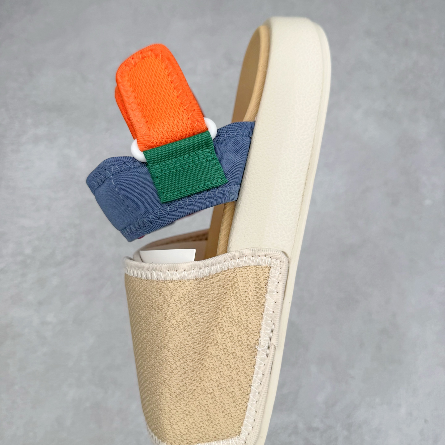 图片[7]-AD Originals Adilette Sandal 4.0 运动沙滩凉鞋 男女同款 adidas（阿迪达斯）是一家世界知名的体育用品和服装品牌，成立于1949年，总部位于德国。原本阿道夫•达斯勒和他的兄弟鲁道夫•达斯勒一起经营着一家鞋厂，专门生产和销售运动鞋。由于兄弟俩在经营理念和方向上的分歧，阿道夫•达斯勒在1949年以自己的名字\\\”Adi\\\”和姓氏\\\”Das\\\”来命名，创立了adidas。哥哥鲁道夫•达斯勒则开设了运动品牌puma。adidas从成立之初就致力于为运动员提供优质的运动产品和创新的技术。品牌不断推出创新的运动鞋和服装，以满足运动员在各种运动场合中的需求。adidas的产品涵盖了跑步、足球、篮球、网球等多个运动领域，成为众多专业和业余运动员的首选。时至今日，阿迪达斯已经成为众多运动明星及时尚人士的宠儿。 多款鞋子因为其款式经典，时尚百搭，一直为大众所喜爱。实拍调校N版已经零色差零失真 百分百还原实物色彩所见即所得 不存在货不对板色差等低级问题 选购参考实物拍摄 不混卖不参货 只用心做好货严格选品 承诺混一赔十 尺码：36 36.5 37.5 38 38.5 39 40 40.5 41 42 42.5 43 44 44.5 45-选品中心