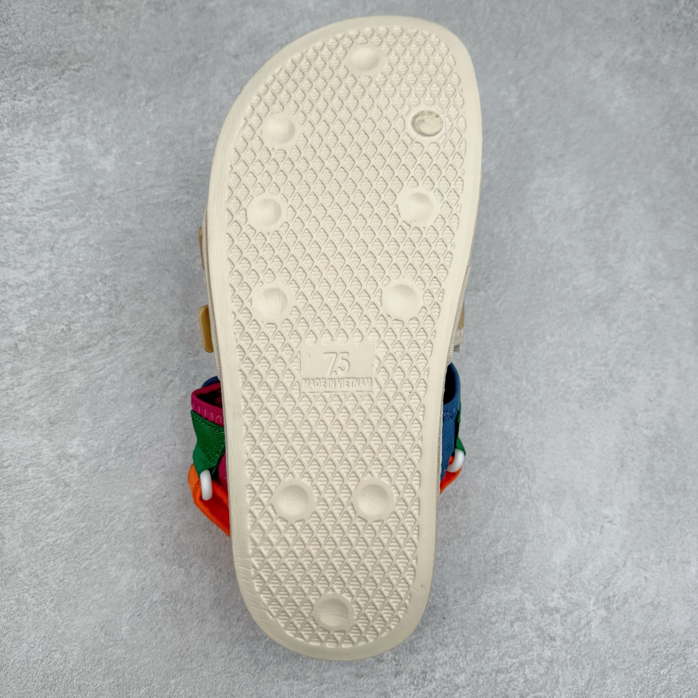 图片[9]-AD Originals Adilette Sandal 4.0 运动沙滩凉鞋 男女同款 adidas（阿迪达斯）是一家世界知名的体育用品和服装品牌，成立于1949年，总部位于德国。原本阿道夫•达斯勒和他的兄弟鲁道夫•达斯勒一起经营着一家鞋厂，专门生产和销售运动鞋。由于兄弟俩在经营理念和方向上的分歧，阿道夫•达斯勒在1949年以自己的名字\\\”Adi\\\”和姓氏\\\”Das\\\”来命名，创立了adidas。哥哥鲁道夫•达斯勒则开设了运动品牌puma。adidas从成立之初就致力于为运动员提供优质的运动产品和创新的技术。品牌不断推出创新的运动鞋和服装，以满足运动员在各种运动场合中的需求。adidas的产品涵盖了跑步、足球、篮球、网球等多个运动领域，成为众多专业和业余运动员的首选。时至今日，阿迪达斯已经成为众多运动明星及时尚人士的宠儿。 多款鞋子因为其款式经典，时尚百搭，一直为大众所喜爱。实拍调校N版已经零色差零失真 百分百还原实物色彩所见即所得 不存在货不对板色差等低级问题 选购参考实物拍摄 不混卖不参货 只用心做好货严格选品 承诺混一赔十 尺码：36 36.5 37.5 38 38.5 39 40 40.5 41 42 42.5 43 44 44.5 45-选品中心