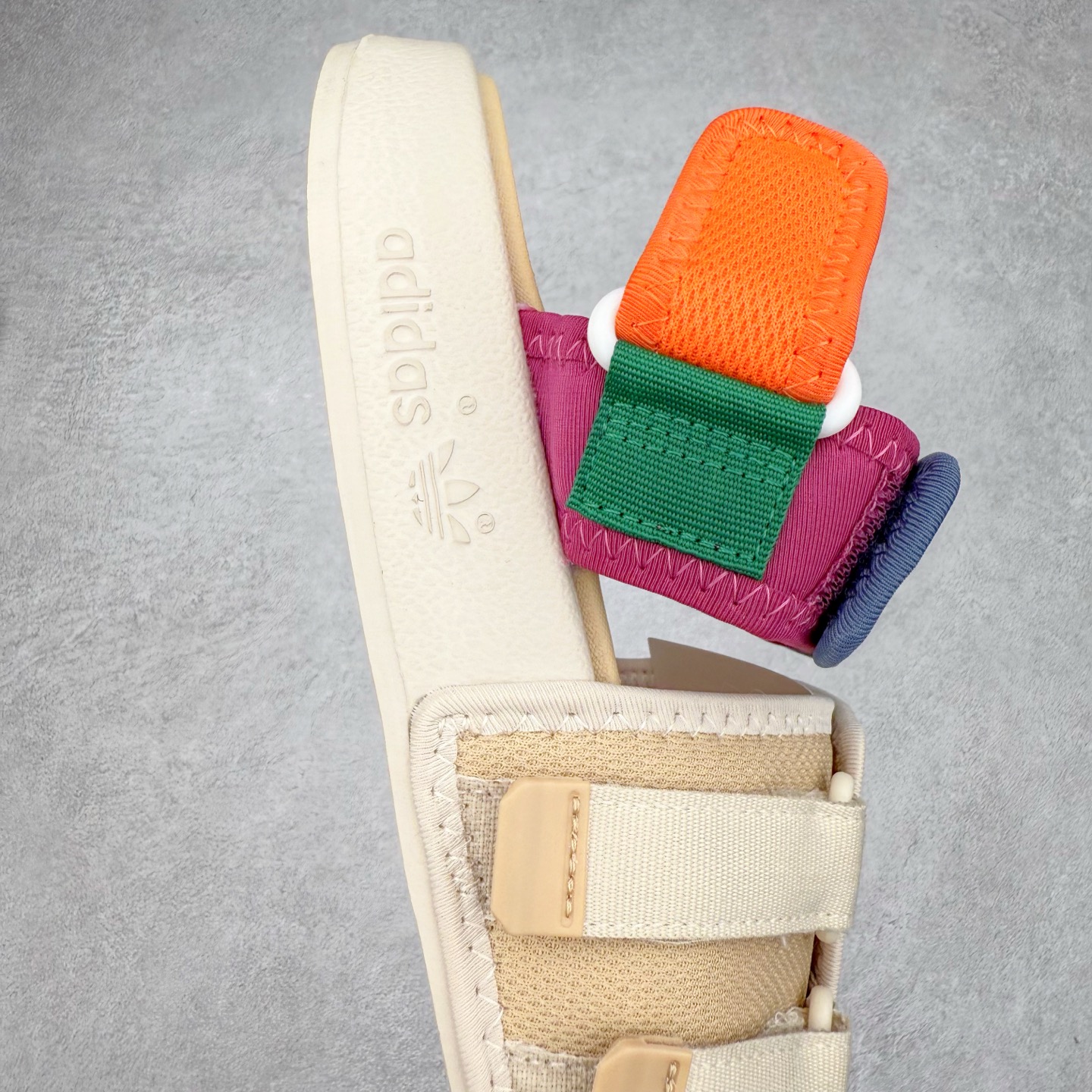 图片[6]-AD Originals Adilette Sandal 4.0 运动沙滩凉鞋 男女同款 adidas（阿迪达斯）是一家世界知名的体育用品和服装品牌，成立于1949年，总部位于德国。原本阿道夫•达斯勒和他的兄弟鲁道夫•达斯勒一起经营着一家鞋厂，专门生产和销售运动鞋。由于兄弟俩在经营理念和方向上的分歧，阿道夫•达斯勒在1949年以自己的名字\\\”Adi\\\”和姓氏\\\”Das\\\”来命名，创立了adidas。哥哥鲁道夫•达斯勒则开设了运动品牌puma。adidas从成立之初就致力于为运动员提供优质的运动产品和创新的技术。品牌不断推出创新的运动鞋和服装，以满足运动员在各种运动场合中的需求。adidas的产品涵盖了跑步、足球、篮球、网球等多个运动领域，成为众多专业和业余运动员的首选。时至今日，阿迪达斯已经成为众多运动明星及时尚人士的宠儿。 多款鞋子因为其款式经典，时尚百搭，一直为大众所喜爱。实拍调校N版已经零色差零失真 百分百还原实物色彩所见即所得 不存在货不对板色差等低级问题 选购参考实物拍摄 不混卖不参货 只用心做好货严格选品 承诺混一赔十 尺码：36 36.5 37.5 38 38.5 39 40 40.5 41 42 42.5 43 44 44.5 45-选品中心