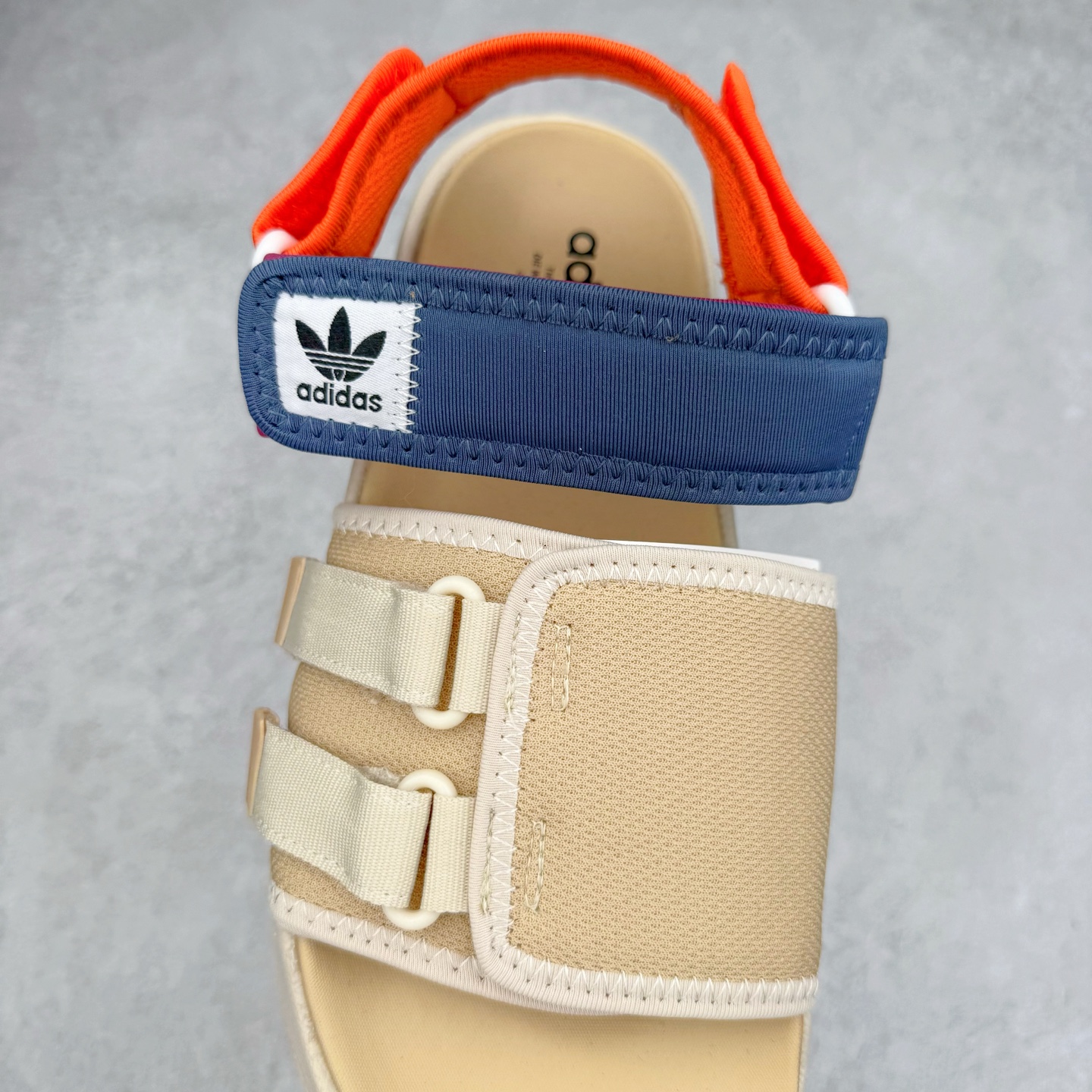 图片[5]-AD Originals Adilette Sandal 4.0 运动沙滩凉鞋 男女同款 adidas（阿迪达斯）是一家世界知名的体育用品和服装品牌，成立于1949年，总部位于德国。原本阿道夫•达斯勒和他的兄弟鲁道夫•达斯勒一起经营着一家鞋厂，专门生产和销售运动鞋。由于兄弟俩在经营理念和方向上的分歧，阿道夫•达斯勒在1949年以自己的名字\\\”Adi\\\”和姓氏\\\”Das\\\”来命名，创立了adidas。哥哥鲁道夫•达斯勒则开设了运动品牌puma。adidas从成立之初就致力于为运动员提供优质的运动产品和创新的技术。品牌不断推出创新的运动鞋和服装，以满足运动员在各种运动场合中的需求。adidas的产品涵盖了跑步、足球、篮球、网球等多个运动领域，成为众多专业和业余运动员的首选。时至今日，阿迪达斯已经成为众多运动明星及时尚人士的宠儿。 多款鞋子因为其款式经典，时尚百搭，一直为大众所喜爱。实拍调校N版已经零色差零失真 百分百还原实物色彩所见即所得 不存在货不对板色差等低级问题 选购参考实物拍摄 不混卖不参货 只用心做好货严格选品 承诺混一赔十 尺码：36 36.5 37.5 38 38.5 39 40 40.5 41 42 42.5 43 44 44.5 45-选品中心