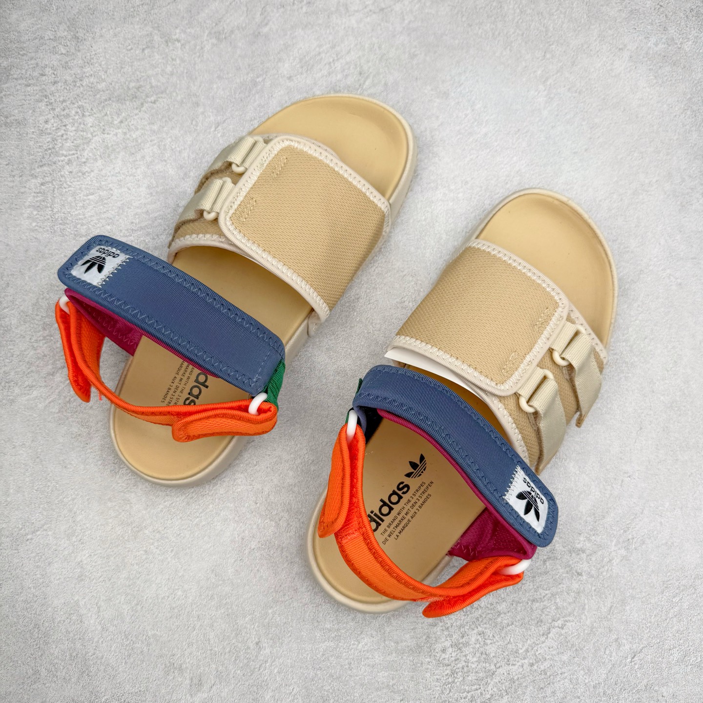 图片[3]-AD Originals Adilette Sandal 4.0 运动沙滩凉鞋 男女同款 adidas（阿迪达斯）是一家世界知名的体育用品和服装品牌，成立于1949年，总部位于德国。原本阿道夫•达斯勒和他的兄弟鲁道夫•达斯勒一起经营着一家鞋厂，专门生产和销售运动鞋。由于兄弟俩在经营理念和方向上的分歧，阿道夫•达斯勒在1949年以自己的名字\\\”Adi\\\”和姓氏\\\”Das\\\”来命名，创立了adidas。哥哥鲁道夫•达斯勒则开设了运动品牌puma。adidas从成立之初就致力于为运动员提供优质的运动产品和创新的技术。品牌不断推出创新的运动鞋和服装，以满足运动员在各种运动场合中的需求。adidas的产品涵盖了跑步、足球、篮球、网球等多个运动领域，成为众多专业和业余运动员的首选。时至今日，阿迪达斯已经成为众多运动明星及时尚人士的宠儿。 多款鞋子因为其款式经典，时尚百搭，一直为大众所喜爱。实拍调校N版已经零色差零失真 百分百还原实物色彩所见即所得 不存在货不对板色差等低级问题 选购参考实物拍摄 不混卖不参货 只用心做好货严格选品 承诺混一赔十 尺码：36 36.5 37.5 38 38.5 39 40 40.5 41 42 42.5 43 44 44.5 45-选品中心