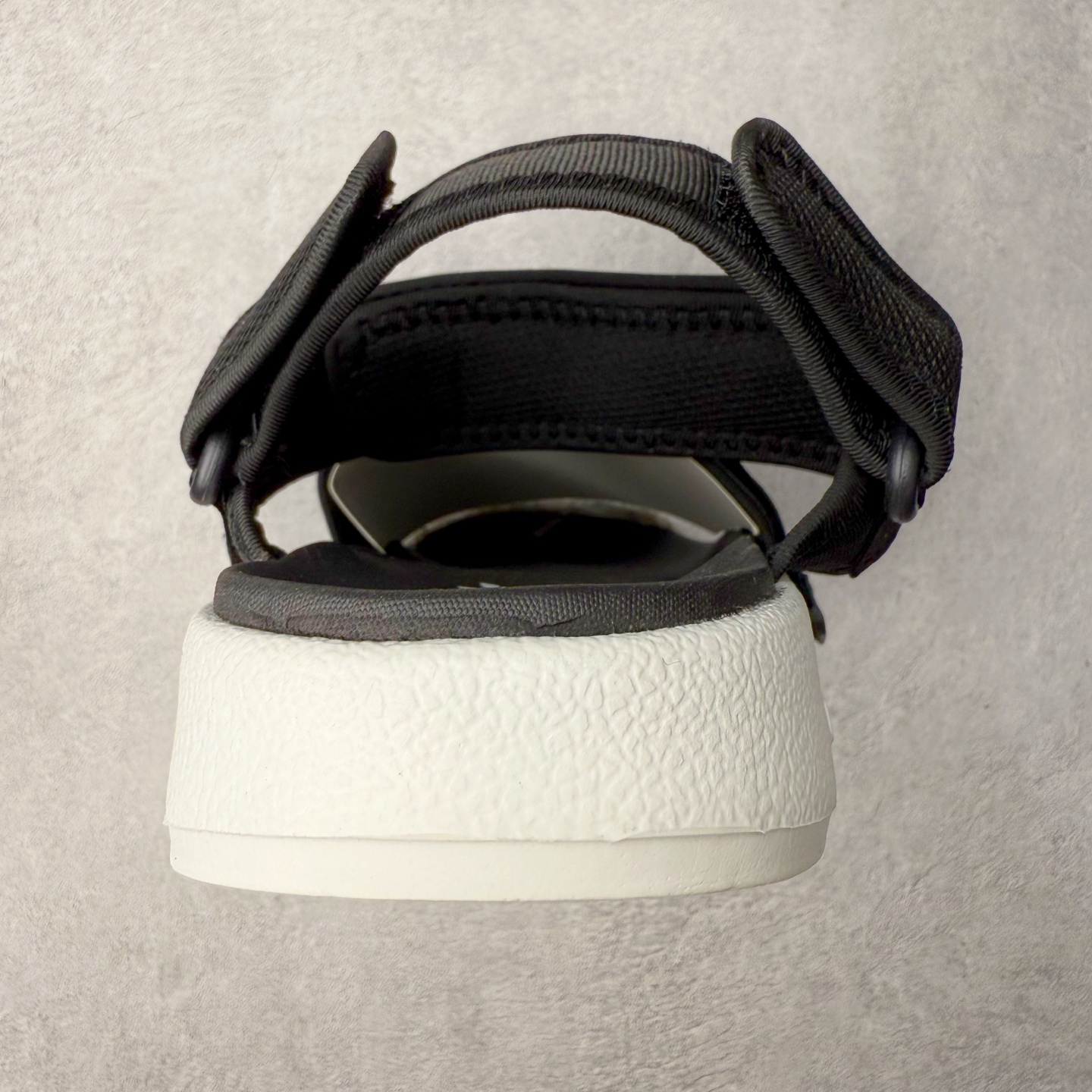 图片[8]-AD Originals Adilette Sandal 4.0 运动沙滩凉鞋 男女同款 adidas（阿迪达斯）是一家世界知名的体育用品和服装品牌，成立于1949年，总部位于德国。原本阿道夫•达斯勒和他的兄弟鲁道夫•达斯勒一起经营着一家鞋厂，专门生产和销售运动鞋。由于兄弟俩在经营理念和方向上的分歧，阿道夫•达斯勒在1949年以自己的名字\\\”Adi\\\”和姓氏\\\”Das\\\”来命名，创立了adidas。哥哥鲁道夫•达斯勒则开设了运动品牌puma。adidas从成立之初就致力于为运动员提供优质的运动产品和创新的技术。品牌不断推出创新的运动鞋和服装，以满足运动员在各种运动场合中的需求。adidas的产品涵盖了跑步、足球、篮球、网球等多个运动领域，成为众多专业和业余运动员的首选。时至今日，阿迪达斯已经成为众多运动明星及时尚人士的宠儿。 多款鞋子因为其款式经典，时尚百搭，一直为大众所喜爱。实拍调校N版已经零色差零失真 百分百还原实物色彩所见即所得 不存在货不对板色差等低级问题 选购参考实物拍摄 不混卖不参货 只用心做好货严格选品 承诺混一赔十 尺码：36 36.5 37.5 38 38.5 39 40 40.5 41 42 42.5 43 44 44.5 45-选品中心