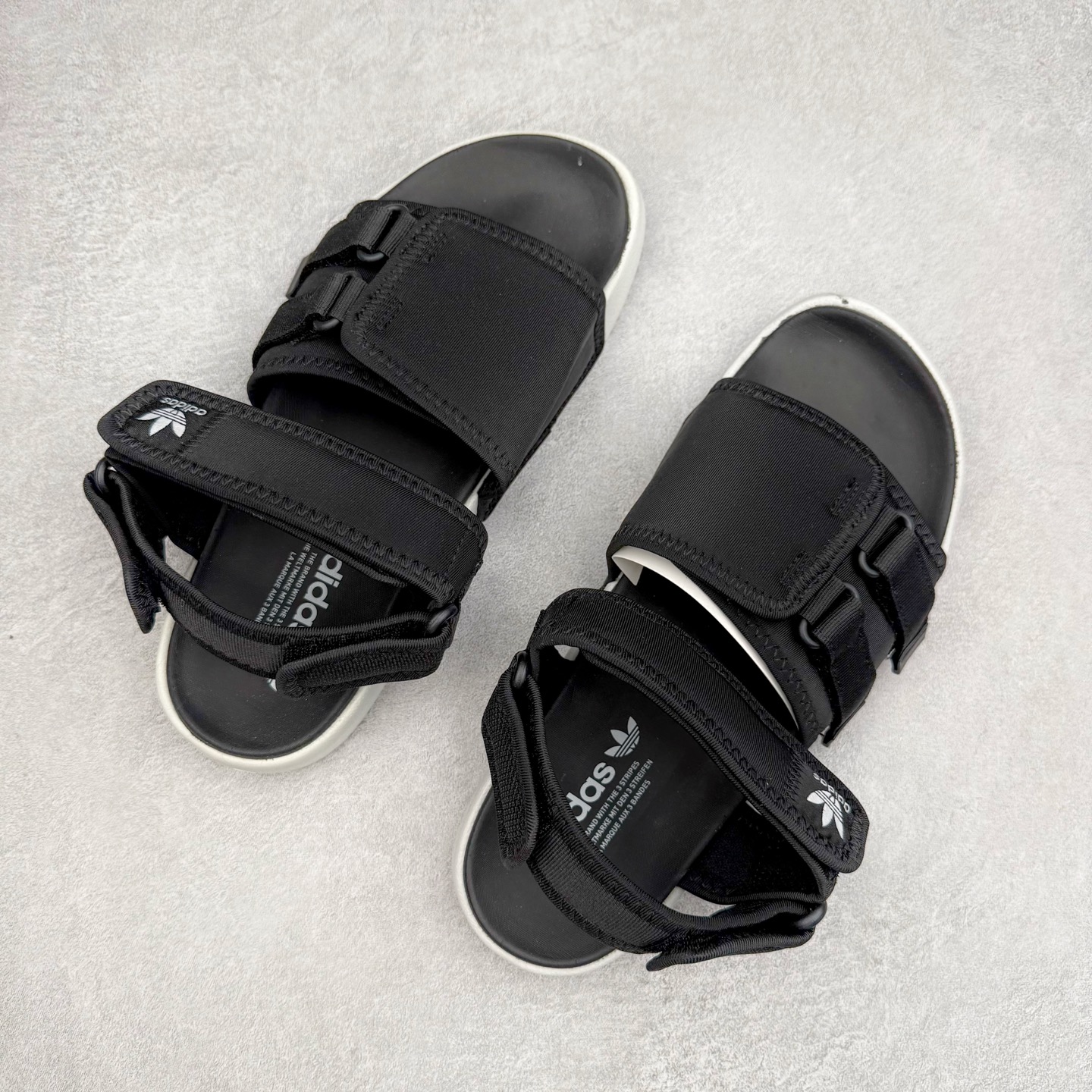 图片[3]-AD Originals Adilette Sandal 4.0 运动沙滩凉鞋 男女同款 adidas（阿迪达斯）是一家世界知名的体育用品和服装品牌，成立于1949年，总部位于德国。原本阿道夫•达斯勒和他的兄弟鲁道夫•达斯勒一起经营着一家鞋厂，专门生产和销售运动鞋。由于兄弟俩在经营理念和方向上的分歧，阿道夫•达斯勒在1949年以自己的名字\\\”Adi\\\”和姓氏\\\”Das\\\”来命名，创立了adidas。哥哥鲁道夫•达斯勒则开设了运动品牌puma。adidas从成立之初就致力于为运动员提供优质的运动产品和创新的技术。品牌不断推出创新的运动鞋和服装，以满足运动员在各种运动场合中的需求。adidas的产品涵盖了跑步、足球、篮球、网球等多个运动领域，成为众多专业和业余运动员的首选。时至今日，阿迪达斯已经成为众多运动明星及时尚人士的宠儿。 多款鞋子因为其款式经典，时尚百搭，一直为大众所喜爱。实拍调校N版已经零色差零失真 百分百还原实物色彩所见即所得 不存在货不对板色差等低级问题 选购参考实物拍摄 不混卖不参货 只用心做好货严格选品 承诺混一赔十 尺码：36 36.5 37.5 38 38.5 39 40 40.5 41 42 42.5 43 44 44.5 45-选品中心