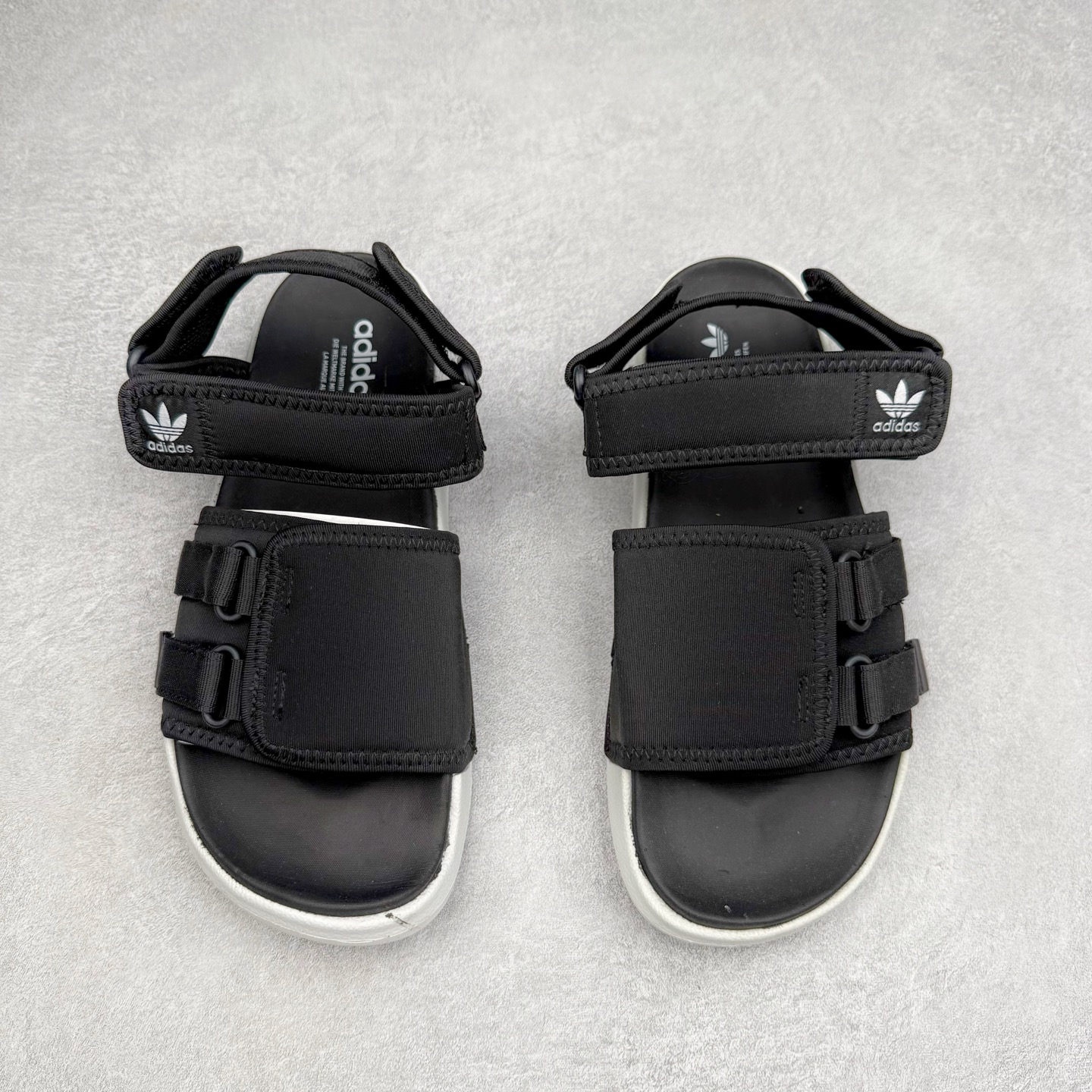图片[2]-AD Originals Adilette Sandal 4.0 运动沙滩凉鞋 男女同款 adidas（阿迪达斯）是一家世界知名的体育用品和服装品牌，成立于1949年，总部位于德国。原本阿道夫•达斯勒和他的兄弟鲁道夫•达斯勒一起经营着一家鞋厂，专门生产和销售运动鞋。由于兄弟俩在经营理念和方向上的分歧，阿道夫•达斯勒在1949年以自己的名字\\\”Adi\\\”和姓氏\\\”Das\\\”来命名，创立了adidas。哥哥鲁道夫•达斯勒则开设了运动品牌puma。adidas从成立之初就致力于为运动员提供优质的运动产品和创新的技术。品牌不断推出创新的运动鞋和服装，以满足运动员在各种运动场合中的需求。adidas的产品涵盖了跑步、足球、篮球、网球等多个运动领域，成为众多专业和业余运动员的首选。时至今日，阿迪达斯已经成为众多运动明星及时尚人士的宠儿。 多款鞋子因为其款式经典，时尚百搭，一直为大众所喜爱。实拍调校N版已经零色差零失真 百分百还原实物色彩所见即所得 不存在货不对板色差等低级问题 选购参考实物拍摄 不混卖不参货 只用心做好货严格选品 承诺混一赔十 尺码：36 36.5 37.5 38 38.5 39 40 40.5 41 42 42.5 43 44 44.5 45-选品中心