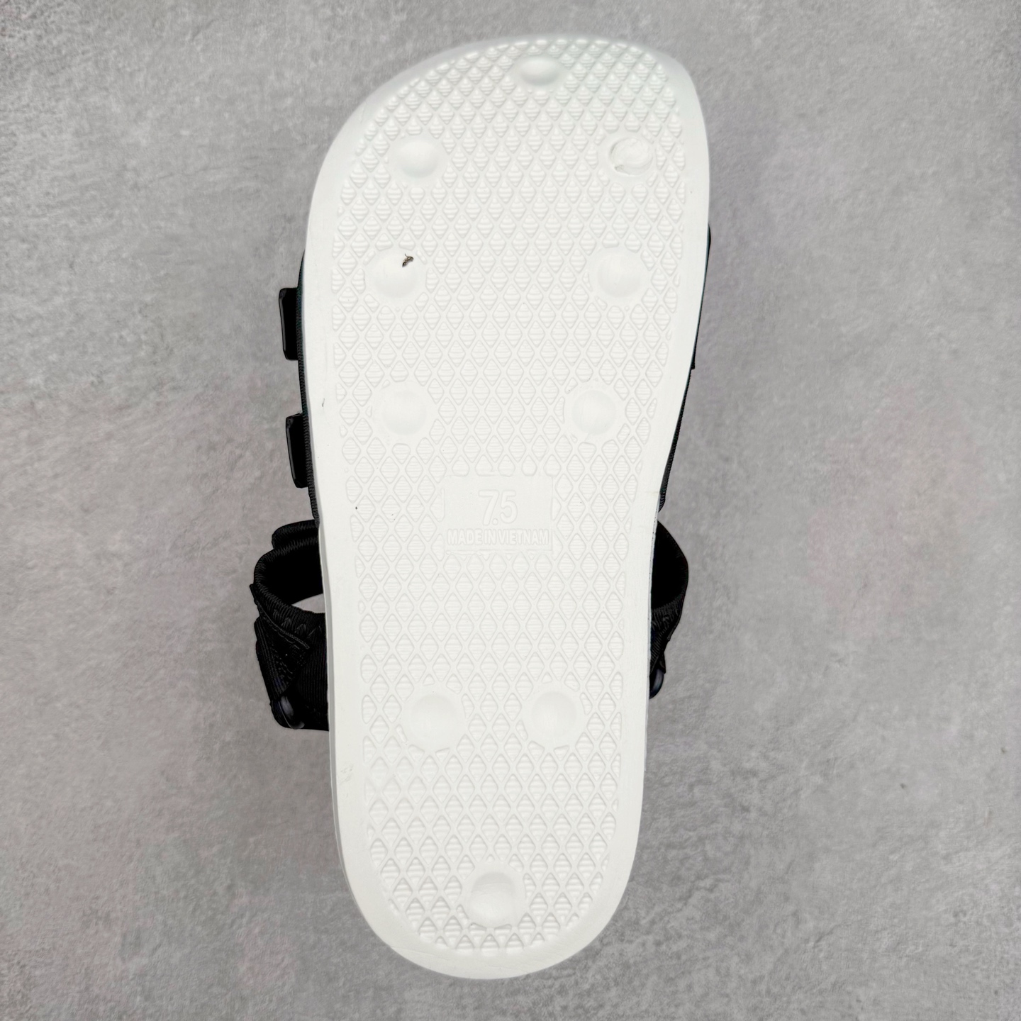 图片[9]-AD Originals Adilette Sandal 4.0 运动沙滩凉鞋 男女同款 adidas（阿迪达斯）是一家世界知名的体育用品和服装品牌，成立于1949年，总部位于德国。原本阿道夫•达斯勒和他的兄弟鲁道夫•达斯勒一起经营着一家鞋厂，专门生产和销售运动鞋。由于兄弟俩在经营理念和方向上的分歧，阿道夫•达斯勒在1949年以自己的名字\\\”Adi\\\”和姓氏\\\”Das\\\”来命名，创立了adidas。哥哥鲁道夫•达斯勒则开设了运动品牌puma。adidas从成立之初就致力于为运动员提供优质的运动产品和创新的技术。品牌不断推出创新的运动鞋和服装，以满足运动员在各种运动场合中的需求。adidas的产品涵盖了跑步、足球、篮球、网球等多个运动领域，成为众多专业和业余运动员的首选。时至今日，阿迪达斯已经成为众多运动明星及时尚人士的宠儿。 多款鞋子因为其款式经典，时尚百搭，一直为大众所喜爱。实拍调校N版已经零色差零失真 百分百还原实物色彩所见即所得 不存在货不对板色差等低级问题 选购参考实物拍摄 不混卖不参货 只用心做好货严格选品 承诺混一赔十 尺码：36 36.5 37.5 38 38.5 39 40 40.5 41 42 42.5 43 44 44.5 45-选品中心