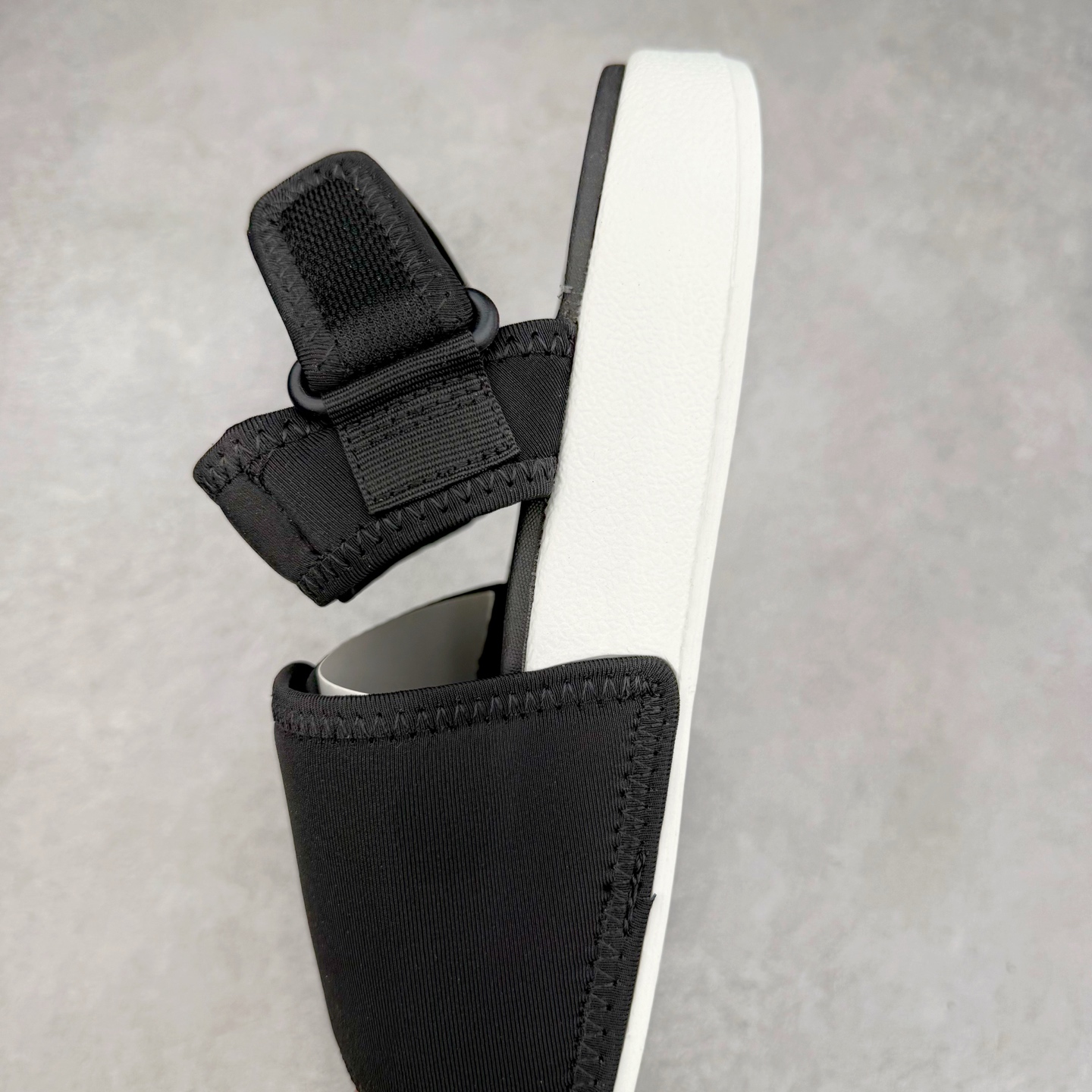 图片[7]-AD Originals Adilette Sandal 4.0 运动沙滩凉鞋 男女同款 adidas（阿迪达斯）是一家世界知名的体育用品和服装品牌，成立于1949年，总部位于德国。原本阿道夫•达斯勒和他的兄弟鲁道夫•达斯勒一起经营着一家鞋厂，专门生产和销售运动鞋。由于兄弟俩在经营理念和方向上的分歧，阿道夫•达斯勒在1949年以自己的名字\\\”Adi\\\”和姓氏\\\”Das\\\”来命名，创立了adidas。哥哥鲁道夫•达斯勒则开设了运动品牌puma。adidas从成立之初就致力于为运动员提供优质的运动产品和创新的技术。品牌不断推出创新的运动鞋和服装，以满足运动员在各种运动场合中的需求。adidas的产品涵盖了跑步、足球、篮球、网球等多个运动领域，成为众多专业和业余运动员的首选。时至今日，阿迪达斯已经成为众多运动明星及时尚人士的宠儿。 多款鞋子因为其款式经典，时尚百搭，一直为大众所喜爱。实拍调校N版已经零色差零失真 百分百还原实物色彩所见即所得 不存在货不对板色差等低级问题 选购参考实物拍摄 不混卖不参货 只用心做好货严格选品 承诺混一赔十 尺码：36 36.5 37.5 38 38.5 39 40 40.5 41 42 42.5 43 44 44.5 45-选品中心