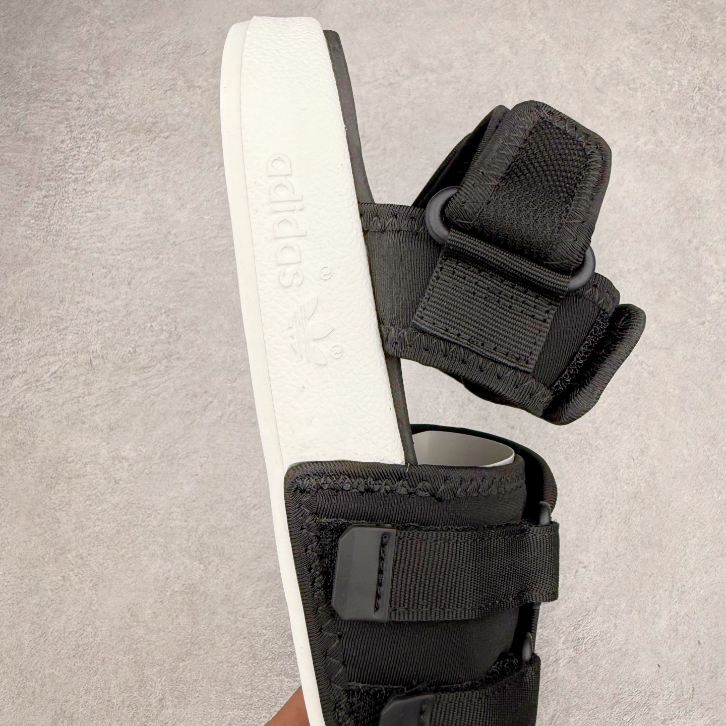 图片[6]-AD Originals Adilette Sandal 4.0 运动沙滩凉鞋 男女同款 adidas（阿迪达斯）是一家世界知名的体育用品和服装品牌，成立于1949年，总部位于德国。原本阿道夫•达斯勒和他的兄弟鲁道夫•达斯勒一起经营着一家鞋厂，专门生产和销售运动鞋。由于兄弟俩在经营理念和方向上的分歧，阿道夫•达斯勒在1949年以自己的名字\\\”Adi\\\”和姓氏\\\”Das\\\”来命名，创立了adidas。哥哥鲁道夫•达斯勒则开设了运动品牌puma。adidas从成立之初就致力于为运动员提供优质的运动产品和创新的技术。品牌不断推出创新的运动鞋和服装，以满足运动员在各种运动场合中的需求。adidas的产品涵盖了跑步、足球、篮球、网球等多个运动领域，成为众多专业和业余运动员的首选。时至今日，阿迪达斯已经成为众多运动明星及时尚人士的宠儿。 多款鞋子因为其款式经典，时尚百搭，一直为大众所喜爱。实拍调校N版已经零色差零失真 百分百还原实物色彩所见即所得 不存在货不对板色差等低级问题 选购参考实物拍摄 不混卖不参货 只用心做好货严格选品 承诺混一赔十 尺码：36 36.5 37.5 38 38.5 39 40 40.5 41 42 42.5 43 44 44.5 45-选品中心