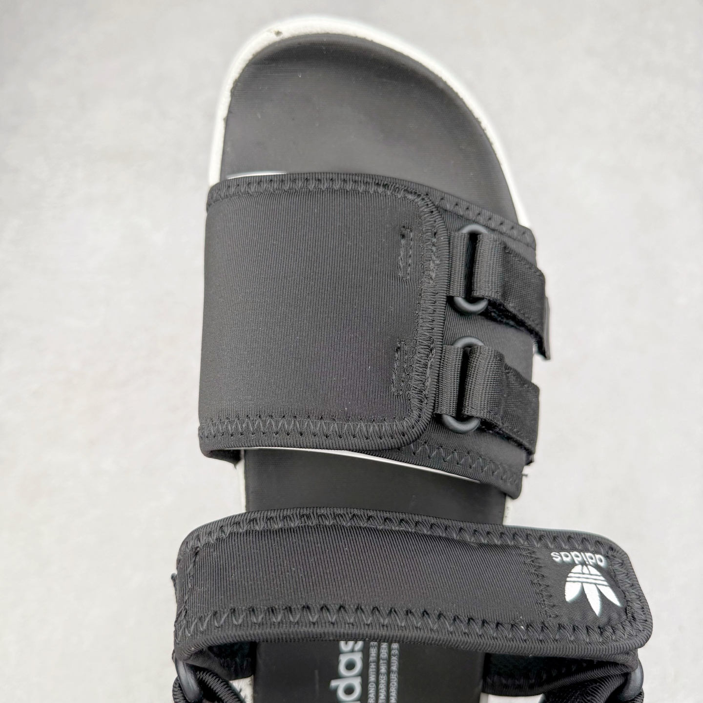 图片[4]-AD Originals Adilette Sandal 4.0 运动沙滩凉鞋 男女同款 adidas（阿迪达斯）是一家世界知名的体育用品和服装品牌，成立于1949年，总部位于德国。原本阿道夫•达斯勒和他的兄弟鲁道夫•达斯勒一起经营着一家鞋厂，专门生产和销售运动鞋。由于兄弟俩在经营理念和方向上的分歧，阿道夫•达斯勒在1949年以自己的名字\\\”Adi\\\”和姓氏\\\”Das\\\”来命名，创立了adidas。哥哥鲁道夫•达斯勒则开设了运动品牌puma。adidas从成立之初就致力于为运动员提供优质的运动产品和创新的技术。品牌不断推出创新的运动鞋和服装，以满足运动员在各种运动场合中的需求。adidas的产品涵盖了跑步、足球、篮球、网球等多个运动领域，成为众多专业和业余运动员的首选。时至今日，阿迪达斯已经成为众多运动明星及时尚人士的宠儿。 多款鞋子因为其款式经典，时尚百搭，一直为大众所喜爱。实拍调校N版已经零色差零失真 百分百还原实物色彩所见即所得 不存在货不对板色差等低级问题 选购参考实物拍摄 不混卖不参货 只用心做好货严格选品 承诺混一赔十 尺码：36 36.5 37.5 38 38.5 39 40 40.5 41 42 42.5 43 44 44.5 45-选品中心