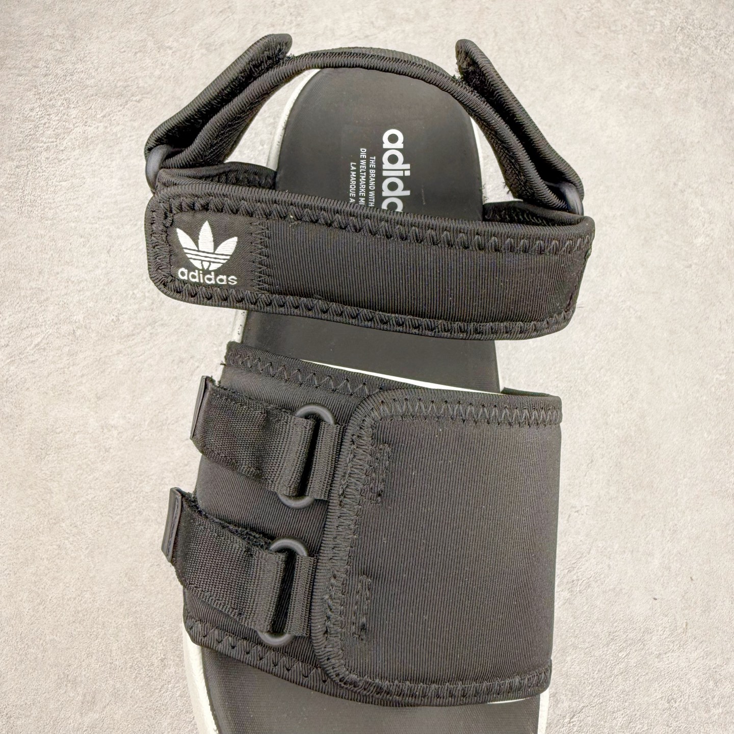 图片[5]-AD Originals Adilette Sandal 4.0 运动沙滩凉鞋 男女同款 adidas（阿迪达斯）是一家世界知名的体育用品和服装品牌，成立于1949年，总部位于德国。原本阿道夫•达斯勒和他的兄弟鲁道夫•达斯勒一起经营着一家鞋厂，专门生产和销售运动鞋。由于兄弟俩在经营理念和方向上的分歧，阿道夫•达斯勒在1949年以自己的名字\\\”Adi\\\”和姓氏\\\”Das\\\”来命名，创立了adidas。哥哥鲁道夫•达斯勒则开设了运动品牌puma。adidas从成立之初就致力于为运动员提供优质的运动产品和创新的技术。品牌不断推出创新的运动鞋和服装，以满足运动员在各种运动场合中的需求。adidas的产品涵盖了跑步、足球、篮球、网球等多个运动领域，成为众多专业和业余运动员的首选。时至今日，阿迪达斯已经成为众多运动明星及时尚人士的宠儿。 多款鞋子因为其款式经典，时尚百搭，一直为大众所喜爱。实拍调校N版已经零色差零失真 百分百还原实物色彩所见即所得 不存在货不对板色差等低级问题 选购参考实物拍摄 不混卖不参货 只用心做好货严格选品 承诺混一赔十 尺码：36 36.5 37.5 38 38.5 39 40 40.5 41 42 42.5 43 44 44.5 45-选品中心