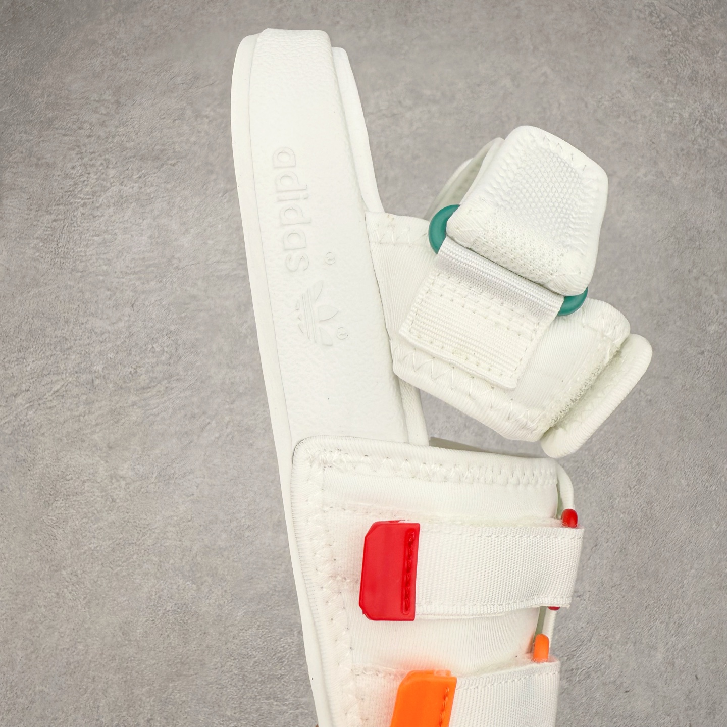 图片[6]-AD Originals Adilette Sandal 4.0 运动沙滩凉鞋 男女同款 adidas（阿迪达斯）是一家世界知名的体育用品和服装品牌，成立于1949年，总部位于德国。原本阿道夫•达斯勒和他的兄弟鲁道夫•达斯勒一起经营着一家鞋厂，专门生产和销售运动鞋。由于兄弟俩在经营理念和方向上的分歧，阿道夫•达斯勒在1949年以自己的名字\\\”Adi\\\”和姓氏\\\”Das\\\”来命名，创立了adidas。哥哥鲁道夫•达斯勒则开设了运动品牌puma。adidas从成立之初就致力于为运动员提供优质的运动产品和创新的技术。品牌不断推出创新的运动鞋和服装，以满足运动员在各种运动场合中的需求。adidas的产品涵盖了跑步、足球、篮球、网球等多个运动领域，成为众多专业和业余运动员的首选。时至今日，阿迪达斯已经成为众多运动明星及时尚人士的宠儿。 多款鞋子因为其款式经典，时尚百搭，一直为大众所喜爱。实拍调校N版已经零色差零失真 百分百还原实物色彩所见即所得 不存在货不对板色差等低级问题 选购参考实物拍摄 不混卖不参货 只用心做好货严格选品 承诺混一赔十 尺码：36 36.5 37.5 38 38.5 39 40 40.5 41 42 42.5 43 44 44.5 45-选品中心