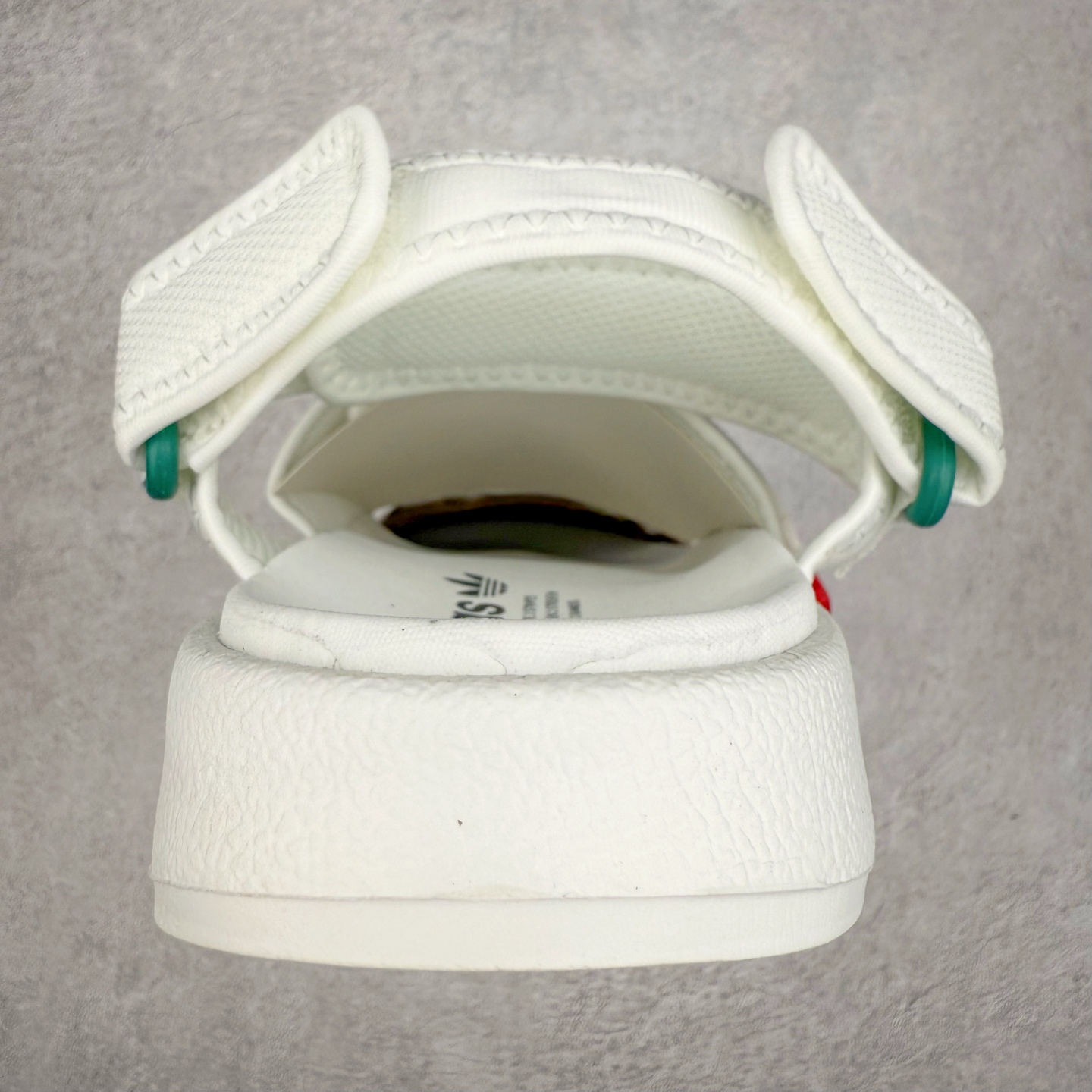 图片[8]-AD Originals Adilette Sandal 4.0 运动沙滩凉鞋 男女同款 adidas（阿迪达斯）是一家世界知名的体育用品和服装品牌，成立于1949年，总部位于德国。原本阿道夫•达斯勒和他的兄弟鲁道夫•达斯勒一起经营着一家鞋厂，专门生产和销售运动鞋。由于兄弟俩在经营理念和方向上的分歧，阿道夫•达斯勒在1949年以自己的名字\\\”Adi\\\”和姓氏\\\”Das\\\”来命名，创立了adidas。哥哥鲁道夫•达斯勒则开设了运动品牌puma。adidas从成立之初就致力于为运动员提供优质的运动产品和创新的技术。品牌不断推出创新的运动鞋和服装，以满足运动员在各种运动场合中的需求。adidas的产品涵盖了跑步、足球、篮球、网球等多个运动领域，成为众多专业和业余运动员的首选。时至今日，阿迪达斯已经成为众多运动明星及时尚人士的宠儿。 多款鞋子因为其款式经典，时尚百搭，一直为大众所喜爱。实拍调校N版已经零色差零失真 百分百还原实物色彩所见即所得 不存在货不对板色差等低级问题 选购参考实物拍摄 不混卖不参货 只用心做好货严格选品 承诺混一赔十 尺码：36 36.5 37.5 38 38.5 39 40 40.5 41 42 42.5 43 44 44.5 45-选品中心