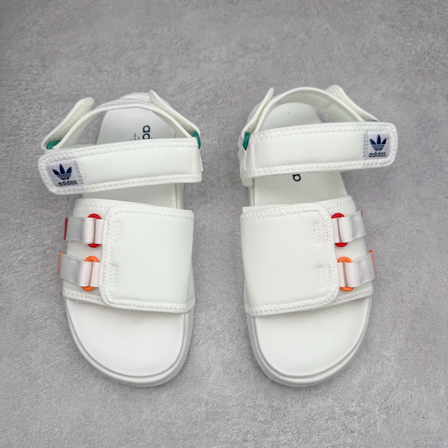 图片[2]-AD Originals Adilette Sandal 4.0 运动沙滩凉鞋 男女同款 adidas（阿迪达斯）是一家世界知名的体育用品和服装品牌，成立于1949年，总部位于德国。原本阿道夫•达斯勒和他的兄弟鲁道夫•达斯勒一起经营着一家鞋厂，专门生产和销售运动鞋。由于兄弟俩在经营理念和方向上的分歧，阿道夫•达斯勒在1949年以自己的名字\\\”Adi\\\”和姓氏\\\”Das\\\”来命名，创立了adidas。哥哥鲁道夫•达斯勒则开设了运动品牌puma。adidas从成立之初就致力于为运动员提供优质的运动产品和创新的技术。品牌不断推出创新的运动鞋和服装，以满足运动员在各种运动场合中的需求。adidas的产品涵盖了跑步、足球、篮球、网球等多个运动领域，成为众多专业和业余运动员的首选。时至今日，阿迪达斯已经成为众多运动明星及时尚人士的宠儿。 多款鞋子因为其款式经典，时尚百搭，一直为大众所喜爱。实拍调校N版已经零色差零失真 百分百还原实物色彩所见即所得 不存在货不对板色差等低级问题 选购参考实物拍摄 不混卖不参货 只用心做好货严格选品 承诺混一赔十 尺码：36 36.5 37.5 38 38.5 39 40 40.5 41 42 42.5 43 44 44.5 45-选品中心