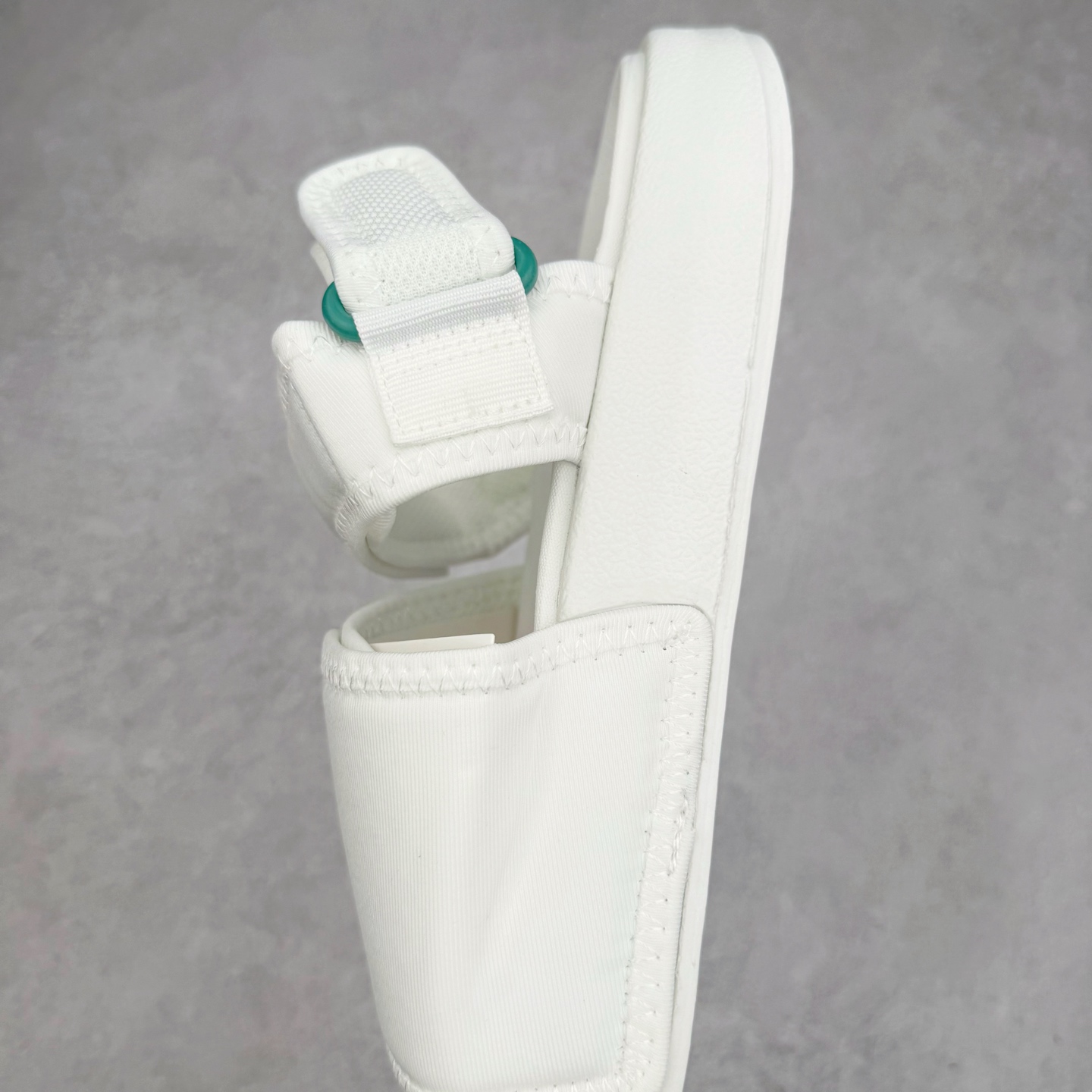 图片[7]-AD Originals Adilette Sandal 4.0 运动沙滩凉鞋 男女同款 adidas（阿迪达斯）是一家世界知名的体育用品和服装品牌，成立于1949年，总部位于德国。原本阿道夫•达斯勒和他的兄弟鲁道夫•达斯勒一起经营着一家鞋厂，专门生产和销售运动鞋。由于兄弟俩在经营理念和方向上的分歧，阿道夫•达斯勒在1949年以自己的名字\\\”Adi\\\”和姓氏\\\”Das\\\”来命名，创立了adidas。哥哥鲁道夫•达斯勒则开设了运动品牌puma。adidas从成立之初就致力于为运动员提供优质的运动产品和创新的技术。品牌不断推出创新的运动鞋和服装，以满足运动员在各种运动场合中的需求。adidas的产品涵盖了跑步、足球、篮球、网球等多个运动领域，成为众多专业和业余运动员的首选。时至今日，阿迪达斯已经成为众多运动明星及时尚人士的宠儿。 多款鞋子因为其款式经典，时尚百搭，一直为大众所喜爱。实拍调校N版已经零色差零失真 百分百还原实物色彩所见即所得 不存在货不对板色差等低级问题 选购参考实物拍摄 不混卖不参货 只用心做好货严格选品 承诺混一赔十 尺码：36 36.5 37.5 38 38.5 39 40 40.5 41 42 42.5 43 44 44.5 45-选品中心