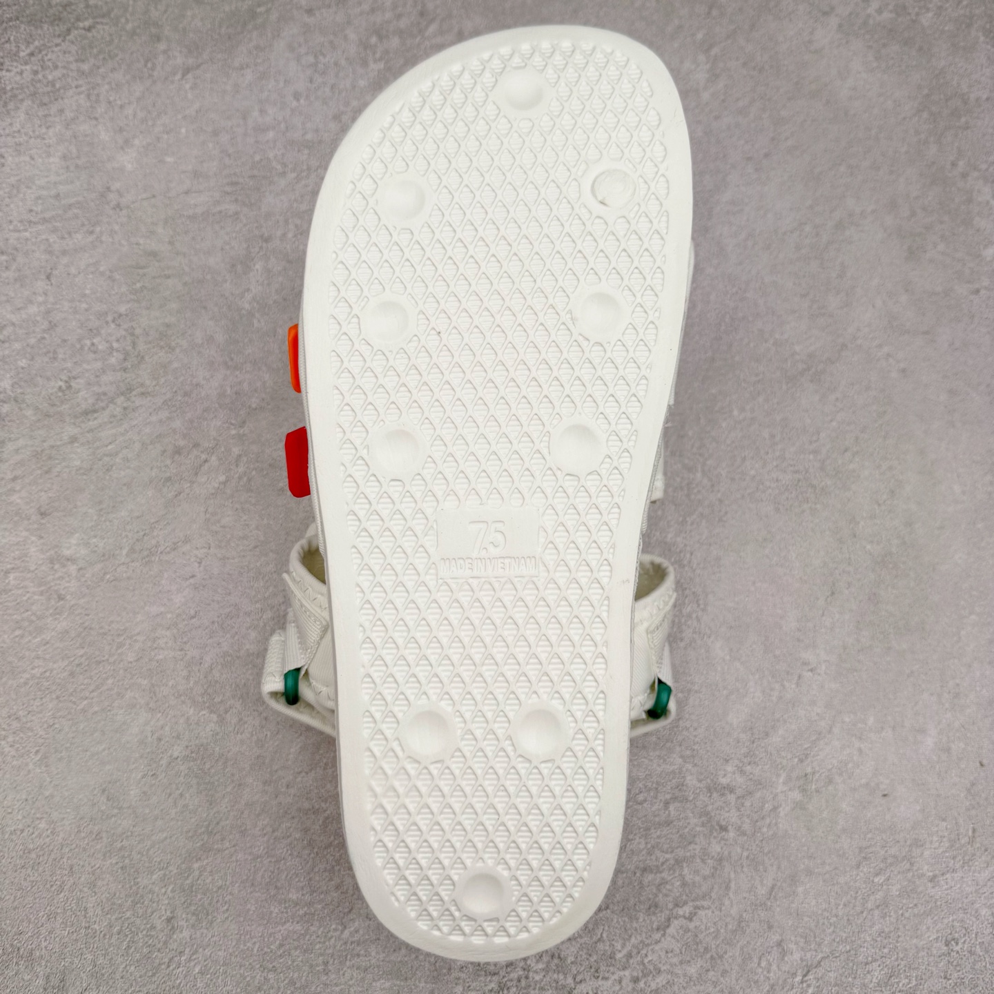 图片[9]-AD Originals Adilette Sandal 4.0 运动沙滩凉鞋 男女同款 adidas（阿迪达斯）是一家世界知名的体育用品和服装品牌，成立于1949年，总部位于德国。原本阿道夫•达斯勒和他的兄弟鲁道夫•达斯勒一起经营着一家鞋厂，专门生产和销售运动鞋。由于兄弟俩在经营理念和方向上的分歧，阿道夫•达斯勒在1949年以自己的名字\\\”Adi\\\”和姓氏\\\”Das\\\”来命名，创立了adidas。哥哥鲁道夫•达斯勒则开设了运动品牌puma。adidas从成立之初就致力于为运动员提供优质的运动产品和创新的技术。品牌不断推出创新的运动鞋和服装，以满足运动员在各种运动场合中的需求。adidas的产品涵盖了跑步、足球、篮球、网球等多个运动领域，成为众多专业和业余运动员的首选。时至今日，阿迪达斯已经成为众多运动明星及时尚人士的宠儿。 多款鞋子因为其款式经典，时尚百搭，一直为大众所喜爱。实拍调校N版已经零色差零失真 百分百还原实物色彩所见即所得 不存在货不对板色差等低级问题 选购参考实物拍摄 不混卖不参货 只用心做好货严格选品 承诺混一赔十 尺码：36 36.5 37.5 38 38.5 39 40 40.5 41 42 42.5 43 44 44.5 45-选品中心