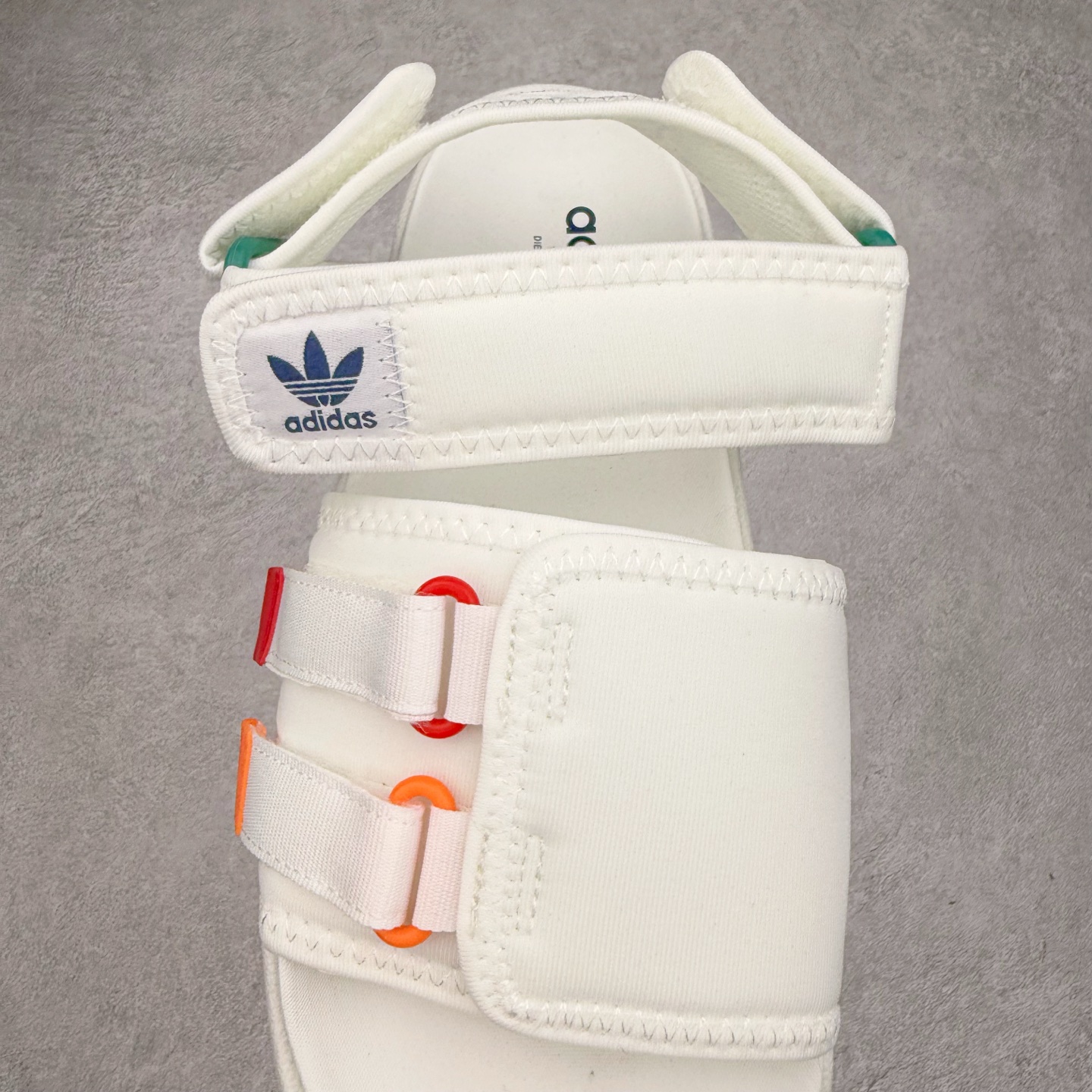 图片[5]-AD Originals Adilette Sandal 4.0 运动沙滩凉鞋 男女同款 adidas（阿迪达斯）是一家世界知名的体育用品和服装品牌，成立于1949年，总部位于德国。原本阿道夫•达斯勒和他的兄弟鲁道夫•达斯勒一起经营着一家鞋厂，专门生产和销售运动鞋。由于兄弟俩在经营理念和方向上的分歧，阿道夫•达斯勒在1949年以自己的名字\\\”Adi\\\”和姓氏\\\”Das\\\”来命名，创立了adidas。哥哥鲁道夫•达斯勒则开设了运动品牌puma。adidas从成立之初就致力于为运动员提供优质的运动产品和创新的技术。品牌不断推出创新的运动鞋和服装，以满足运动员在各种运动场合中的需求。adidas的产品涵盖了跑步、足球、篮球、网球等多个运动领域，成为众多专业和业余运动员的首选。时至今日，阿迪达斯已经成为众多运动明星及时尚人士的宠儿。 多款鞋子因为其款式经典，时尚百搭，一直为大众所喜爱。实拍调校N版已经零色差零失真 百分百还原实物色彩所见即所得 不存在货不对板色差等低级问题 选购参考实物拍摄 不混卖不参货 只用心做好货严格选品 承诺混一赔十 尺码：36 36.5 37.5 38 38.5 39 40 40.5 41 42 42.5 43 44 44.5 45-选品中心