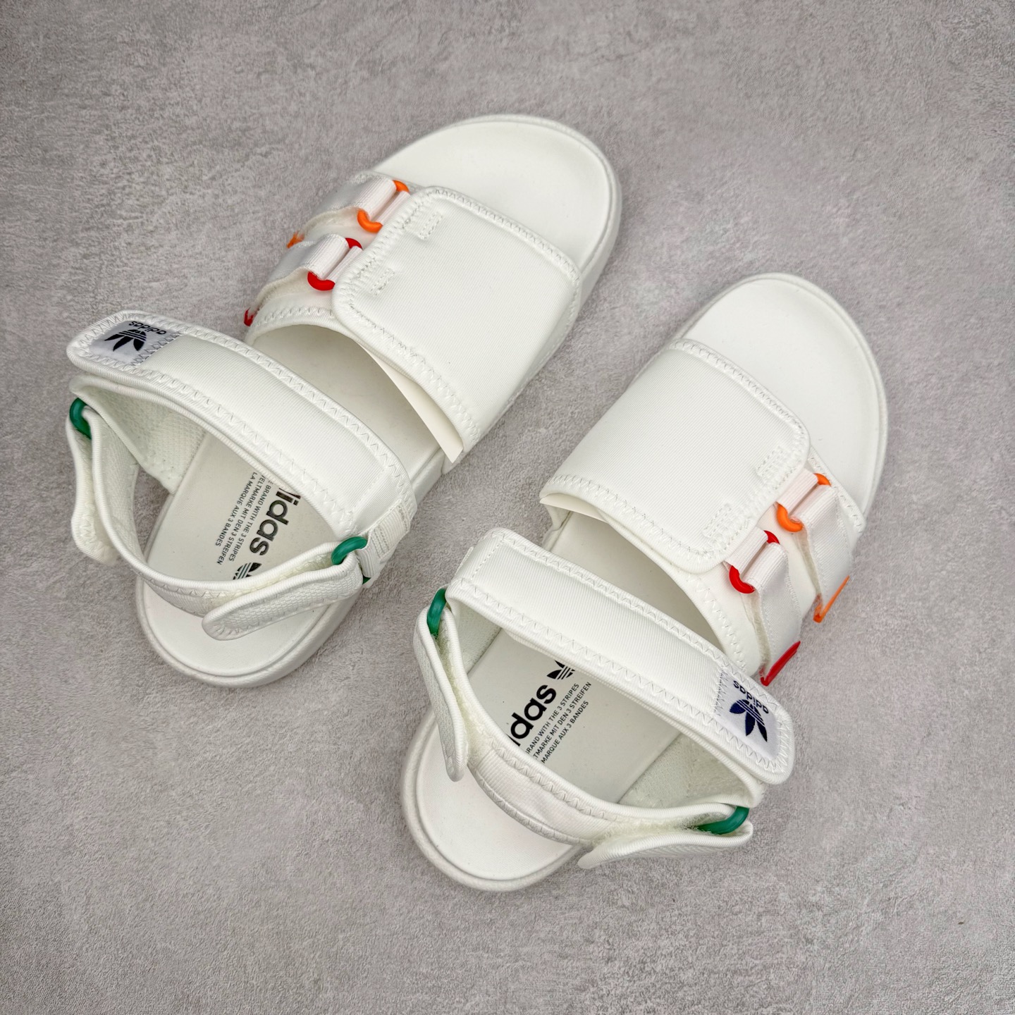 图片[3]-AD Originals Adilette Sandal 4.0 运动沙滩凉鞋 男女同款 adidas（阿迪达斯）是一家世界知名的体育用品和服装品牌，成立于1949年，总部位于德国。原本阿道夫•达斯勒和他的兄弟鲁道夫•达斯勒一起经营着一家鞋厂，专门生产和销售运动鞋。由于兄弟俩在经营理念和方向上的分歧，阿道夫•达斯勒在1949年以自己的名字\\\”Adi\\\”和姓氏\\\”Das\\\”来命名，创立了adidas。哥哥鲁道夫•达斯勒则开设了运动品牌puma。adidas从成立之初就致力于为运动员提供优质的运动产品和创新的技术。品牌不断推出创新的运动鞋和服装，以满足运动员在各种运动场合中的需求。adidas的产品涵盖了跑步、足球、篮球、网球等多个运动领域，成为众多专业和业余运动员的首选。时至今日，阿迪达斯已经成为众多运动明星及时尚人士的宠儿。 多款鞋子因为其款式经典，时尚百搭，一直为大众所喜爱。实拍调校N版已经零色差零失真 百分百还原实物色彩所见即所得 不存在货不对板色差等低级问题 选购参考实物拍摄 不混卖不参货 只用心做好货严格选品 承诺混一赔十 尺码：36 36.5 37.5 38 38.5 39 40 40.5 41 42 42.5 43 44 44.5 45-选品中心