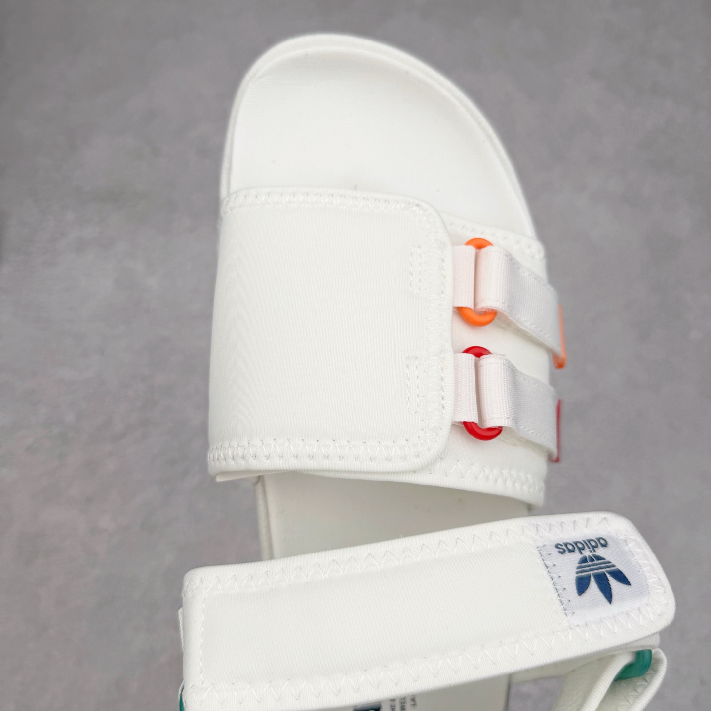 图片[4]-AD Originals Adilette Sandal 4.0 运动沙滩凉鞋 男女同款 adidas（阿迪达斯）是一家世界知名的体育用品和服装品牌，成立于1949年，总部位于德国。原本阿道夫•达斯勒和他的兄弟鲁道夫•达斯勒一起经营着一家鞋厂，专门生产和销售运动鞋。由于兄弟俩在经营理念和方向上的分歧，阿道夫•达斯勒在1949年以自己的名字\\\”Adi\\\”和姓氏\\\”Das\\\”来命名，创立了adidas。哥哥鲁道夫•达斯勒则开设了运动品牌puma。adidas从成立之初就致力于为运动员提供优质的运动产品和创新的技术。品牌不断推出创新的运动鞋和服装，以满足运动员在各种运动场合中的需求。adidas的产品涵盖了跑步、足球、篮球、网球等多个运动领域，成为众多专业和业余运动员的首选。时至今日，阿迪达斯已经成为众多运动明星及时尚人士的宠儿。 多款鞋子因为其款式经典，时尚百搭，一直为大众所喜爱。实拍调校N版已经零色差零失真 百分百还原实物色彩所见即所得 不存在货不对板色差等低级问题 选购参考实物拍摄 不混卖不参货 只用心做好货严格选品 承诺混一赔十 尺码：36 36.5 37.5 38 38.5 39 40 40.5 41 42 42.5 43 44 44.5 45-选品中心