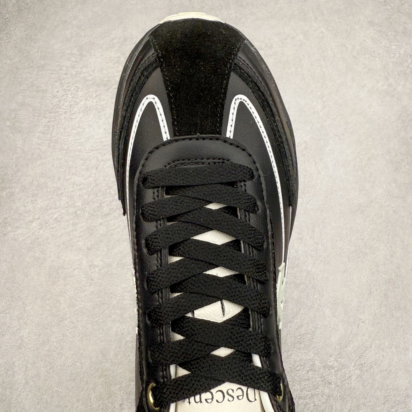 图片[4]-DESCENTE Sport Style Chron Racer迪桑特舒适百搭防滑耐磨低帮生活休闲鞋 是一款集复古与现代于一体的低帮跑步鞋 简洁的牛皮鞋面不仅彰显出时尚的质感 还适用于多种场合的穿搭 这款鞋子的透气性能极佳 轻质弹性鞋底则提供了良好的舒适度和耐磨性 使你在行走或跑步时都能感受到脚底的柔软与支撑 尺码：36 36.5 37.5 38 38.5 39 40 40.5 41 42 42.5 43 44 44.5 45-选品中心