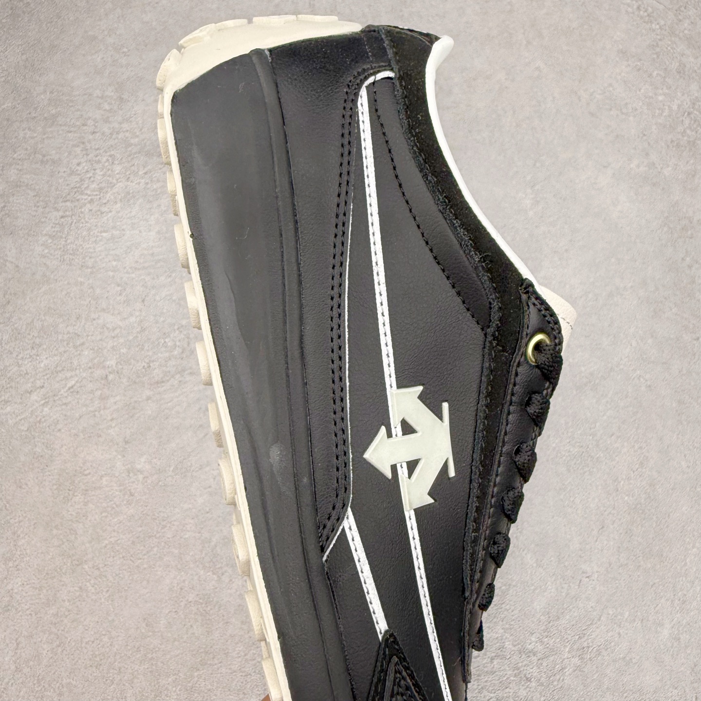 图片[6]-DESCENTE Sport Style Chron Racer迪桑特舒适百搭防滑耐磨低帮生活休闲鞋 是一款集复古与现代于一体的低帮跑步鞋 简洁的牛皮鞋面不仅彰显出时尚的质感 还适用于多种场合的穿搭 这款鞋子的透气性能极佳 轻质弹性鞋底则提供了良好的舒适度和耐磨性 使你在行走或跑步时都能感受到脚底的柔软与支撑 尺码：36 36.5 37.5 38 38.5 39 40 40.5 41 42 42.5 43 44 44.5 45-选品中心