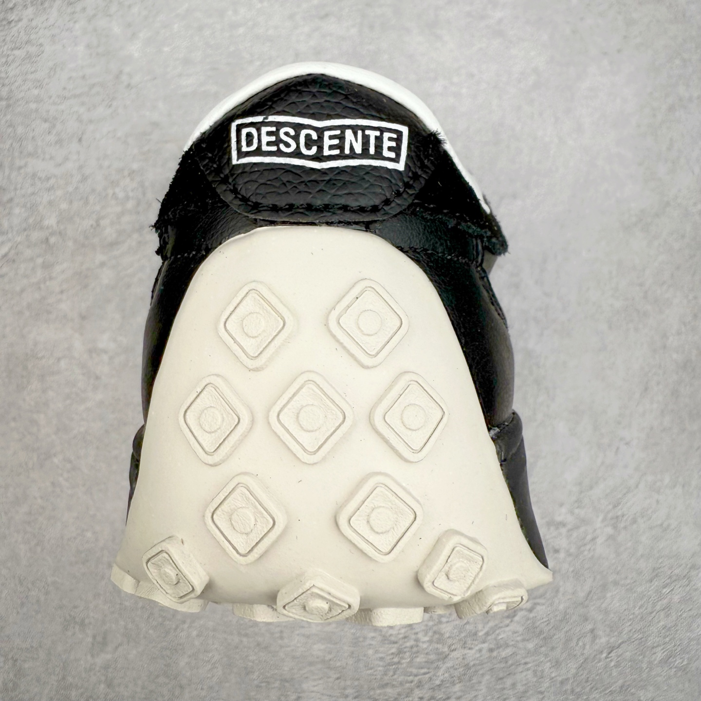 图片[8]-DESCENTE Sport Style Chron Racer迪桑特舒适百搭防滑耐磨低帮生活休闲鞋 是一款集复古与现代于一体的低帮跑步鞋 简洁的牛皮鞋面不仅彰显出时尚的质感 还适用于多种场合的穿搭 这款鞋子的透气性能极佳 轻质弹性鞋底则提供了良好的舒适度和耐磨性 使你在行走或跑步时都能感受到脚底的柔软与支撑 尺码：36 36.5 37.5 38 38.5 39 40 40.5 41 42 42.5 43 44 44.5 45-选品中心