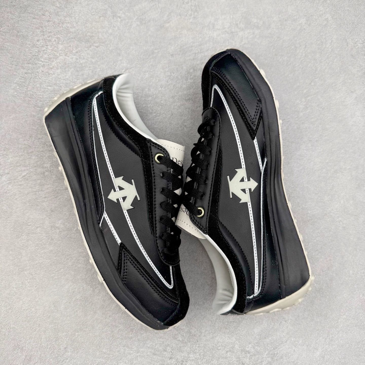 图片[3]-DESCENTE Sport Style Chron Racer迪桑特舒适百搭防滑耐磨低帮生活休闲鞋 是一款集复古与现代于一体的低帮跑步鞋 简洁的牛皮鞋面不仅彰显出时尚的质感 还适用于多种场合的穿搭 这款鞋子的透气性能极佳 轻质弹性鞋底则提供了良好的舒适度和耐磨性 使你在行走或跑步时都能感受到脚底的柔软与支撑 尺码：36 36.5 37.5 38 38.5 39 40 40.5 41 42 42.5 43 44 44.5 45-选品中心