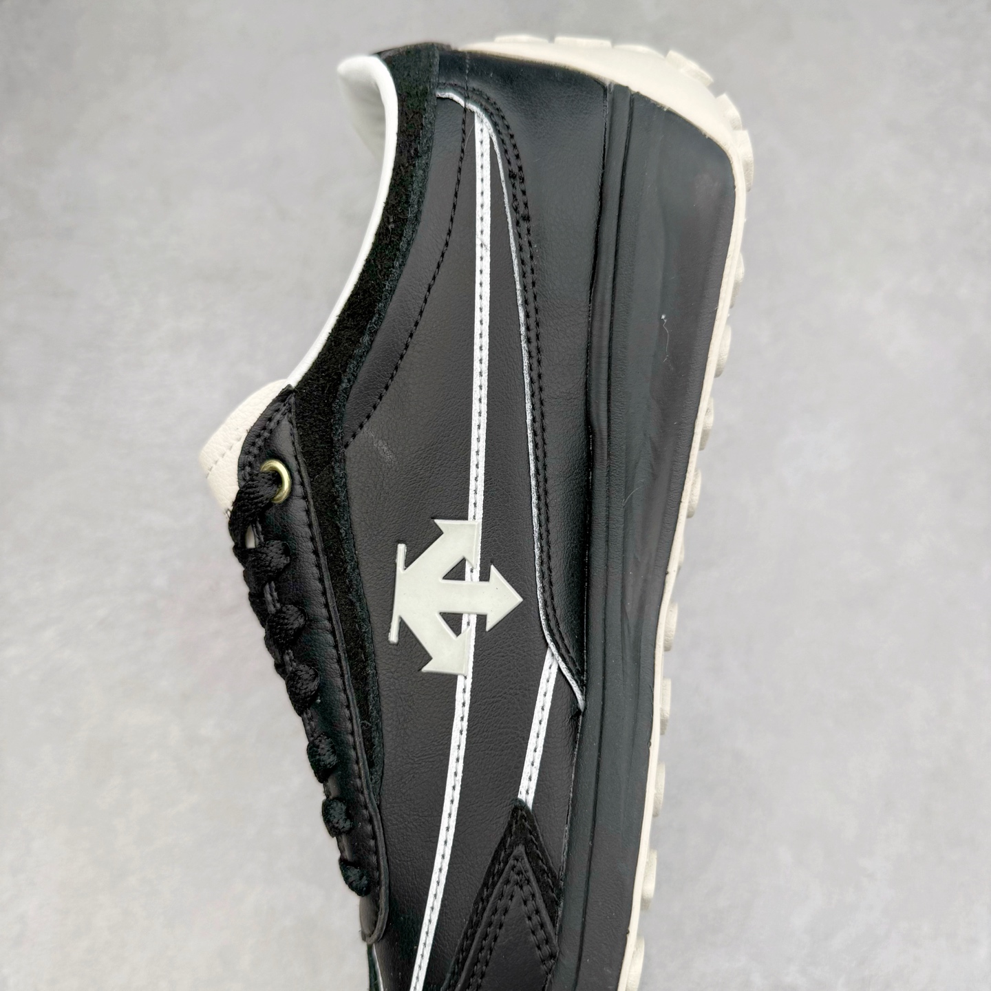 图片[7]-DESCENTE Sport Style Chron Racer迪桑特舒适百搭防滑耐磨低帮生活休闲鞋 是一款集复古与现代于一体的低帮跑步鞋 简洁的牛皮鞋面不仅彰显出时尚的质感 还适用于多种场合的穿搭 这款鞋子的透气性能极佳 轻质弹性鞋底则提供了良好的舒适度和耐磨性 使你在行走或跑步时都能感受到脚底的柔软与支撑 尺码：36 36.5 37.5 38 38.5 39 40 40.5 41 42 42.5 43 44 44.5 45-选品中心