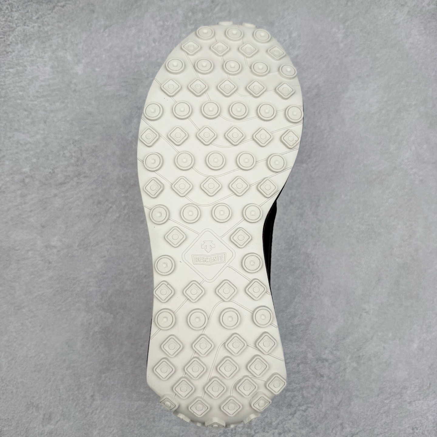 图片[9]-DESCENTE Sport Style Chron Racer迪桑特舒适百搭防滑耐磨低帮生活休闲鞋 是一款集复古与现代于一体的低帮跑步鞋 简洁的牛皮鞋面不仅彰显出时尚的质感 还适用于多种场合的穿搭 这款鞋子的透气性能极佳 轻质弹性鞋底则提供了良好的舒适度和耐磨性 使你在行走或跑步时都能感受到脚底的柔软与支撑 尺码：36 36.5 37.5 38 38.5 39 40 40.5 41 42 42.5 43 44 44.5 45-选品中心