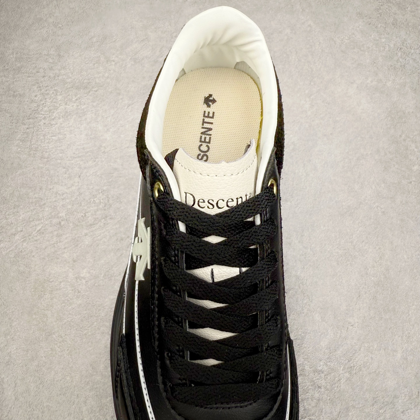 图片[5]-DESCENTE Sport Style Chron Racer迪桑特舒适百搭防滑耐磨低帮生活休闲鞋 是一款集复古与现代于一体的低帮跑步鞋 简洁的牛皮鞋面不仅彰显出时尚的质感 还适用于多种场合的穿搭 这款鞋子的透气性能极佳 轻质弹性鞋底则提供了良好的舒适度和耐磨性 使你在行走或跑步时都能感受到脚底的柔软与支撑 尺码：36 36.5 37.5 38 38.5 39 40 40.5 41 42 42.5 43 44 44.5 45-选品中心