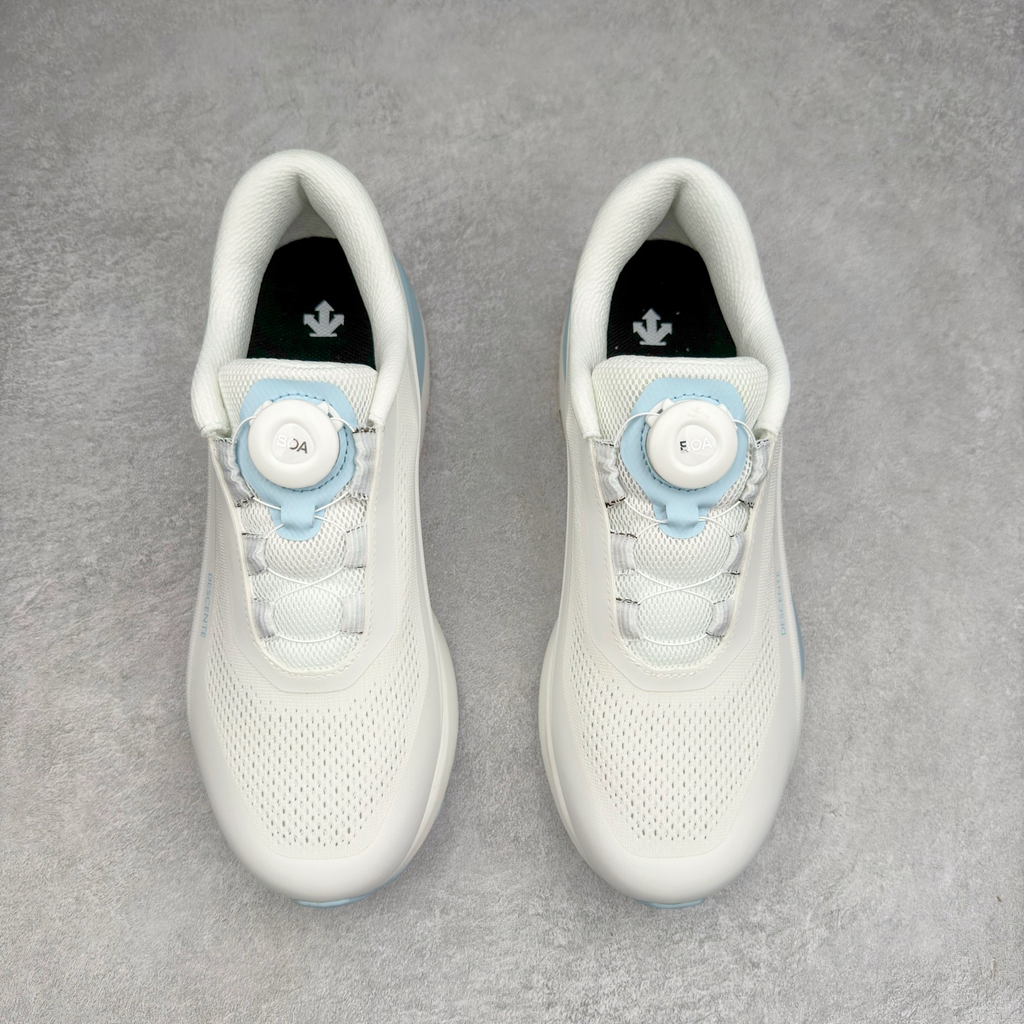 图片[2]-＃HP DESCENTE RUNNING 迪桑特系列 DFLUID流体BOA系带回弹低帮运动跑步鞋 DESCENTE（迪桑特）创立于1935年，品牌名取自法语词汇，意为“滑降”。品牌箭头标识代表滑雪的三种技术“高速直线滑行”、“穿越”和“侧滑”，也寓意品牌在打造高端专业运动产品中不断追求完美的创新精神，致力于成为中国高端专业滑雪、综训、女子、铁人三项、高尔夫的第一品牌。尺码：39 40 40.5 41 42 42.5 43 44 44.5 45-选品中心