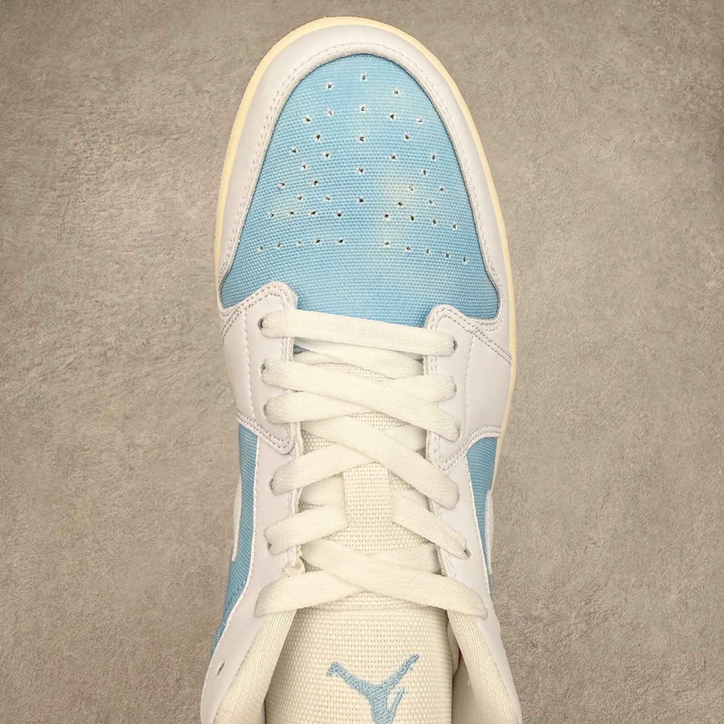 图片[4]-＃K版 Air Jordan AJ1 Low 低帮 牛仔蓝白 HQ2004-400 全新流水线出品 DT版本唯一平替选择 市场第二梯队最强版 全部原鞋开发 原楦原纸板开发 全鞋电脑针车 原厂内置全掌气垫 原盒内在原标 唯一Zp原版鞋带绑法 免检产品 全新2022版型 全头层皮料 完美零毛边处理 原厂配置全掌气垫 价格定位良心 几十个配色陆续出货 实拍调校N版已经零色差零失真 百分百还原实物色彩所见即所得 不存在货不对板色差等低级问题 选购参考实物拍摄 不混卖不参货 只用心做好货严格选品 承诺混一赔十 尺码：36 36.5 37.5 38 38.5 39 40 40.5 41 42 42.5 43 44 44.5 45-选品中心