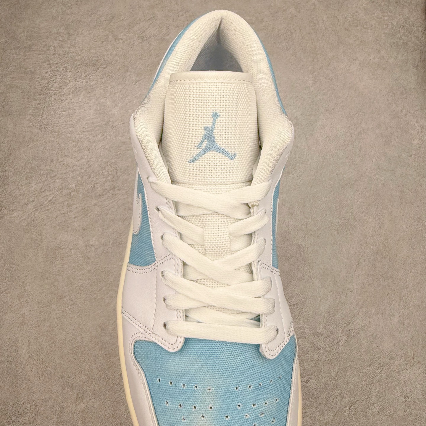 图片[5]-＃K版 Air Jordan AJ1 Low 低帮 牛仔蓝白 HQ2004-400 全新流水线出品 DT版本唯一平替选择 市场第二梯队最强版 全部原鞋开发 原楦原纸板开发 全鞋电脑针车 原厂内置全掌气垫 原盒内在原标 唯一Zp原版鞋带绑法 免检产品 全新2022版型 全头层皮料 完美零毛边处理 原厂配置全掌气垫 价格定位良心 几十个配色陆续出货 实拍调校N版已经零色差零失真 百分百还原实物色彩所见即所得 不存在货不对板色差等低级问题 选购参考实物拍摄 不混卖不参货 只用心做好货严格选品 承诺混一赔十 尺码：36 36.5 37.5 38 38.5 39 40 40.5 41 42 42.5 43 44 44.5 45-选品中心