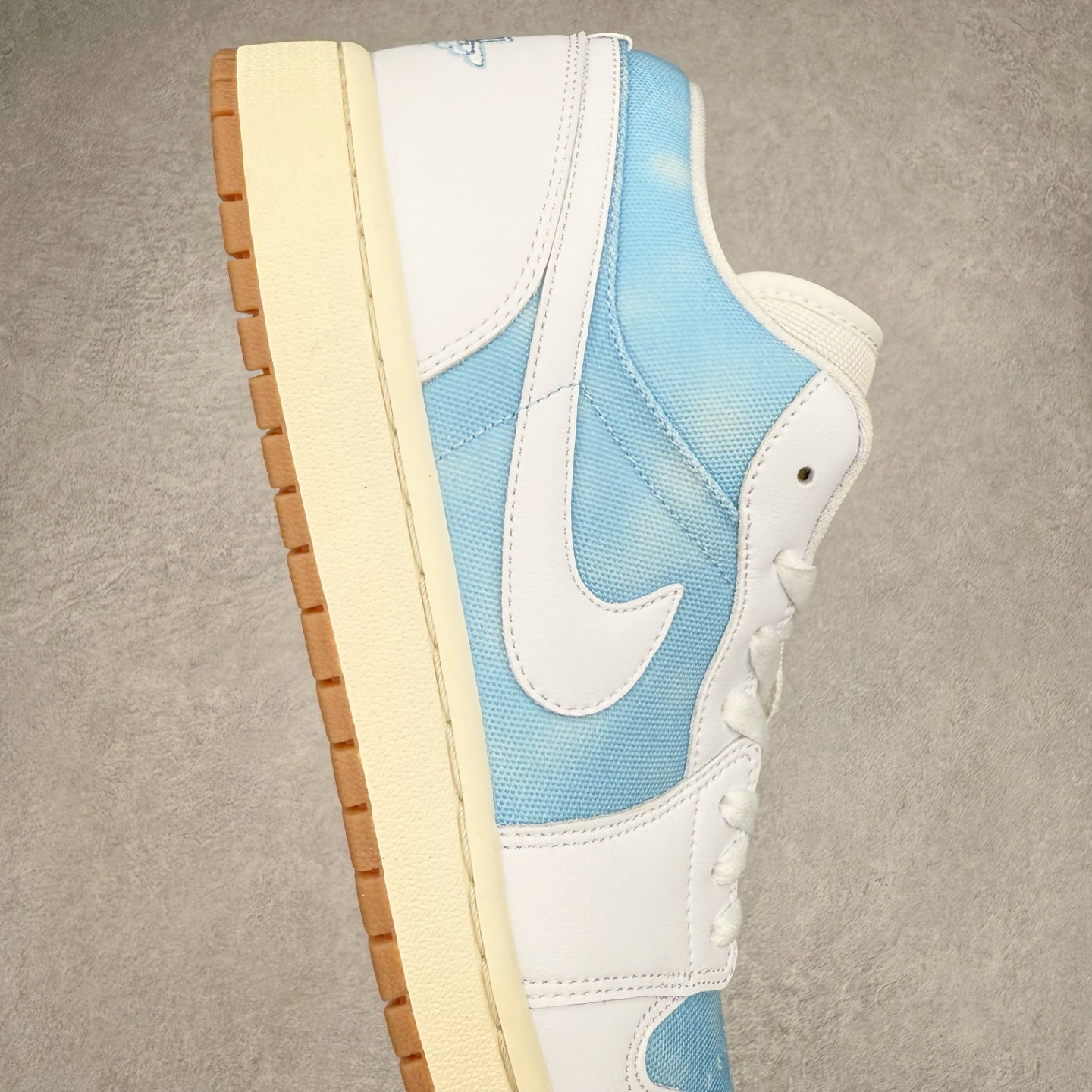 图片[6]-＃K版 Air Jordan AJ1 Low 低帮 牛仔蓝白 HQ2004-400 全新流水线出品 DT版本唯一平替选择 市场第二梯队最强版 全部原鞋开发 原楦原纸板开发 全鞋电脑针车 原厂内置全掌气垫 原盒内在原标 唯一Zp原版鞋带绑法 免检产品 全新2022版型 全头层皮料 完美零毛边处理 原厂配置全掌气垫 价格定位良心 几十个配色陆续出货 实拍调校N版已经零色差零失真 百分百还原实物色彩所见即所得 不存在货不对板色差等低级问题 选购参考实物拍摄 不混卖不参货 只用心做好货严格选品 承诺混一赔十 尺码：36 36.5 37.5 38 38.5 39 40 40.5 41 42 42.5 43 44 44.5 45-选品中心