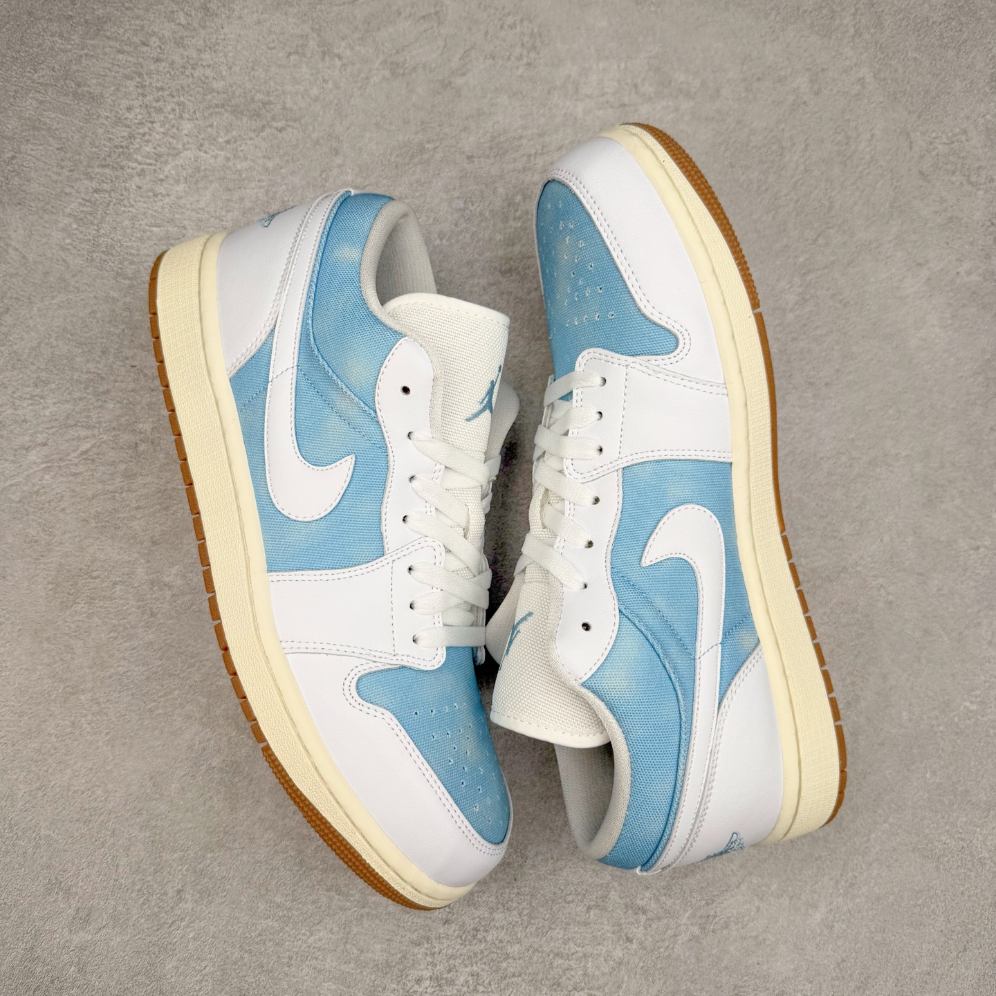 图片[3]-＃K版 Air Jordan AJ1 Low 低帮 牛仔蓝白 HQ2004-400 全新流水线出品 DT版本唯一平替选择 市场第二梯队最强版 全部原鞋开发 原楦原纸板开发 全鞋电脑针车 原厂内置全掌气垫 原盒内在原标 唯一Zp原版鞋带绑法 免检产品 全新2022版型 全头层皮料 完美零毛边处理 原厂配置全掌气垫 价格定位良心 几十个配色陆续出货 实拍调校N版已经零色差零失真 百分百还原实物色彩所见即所得 不存在货不对板色差等低级问题 选购参考实物拍摄 不混卖不参货 只用心做好货严格选品 承诺混一赔十 尺码：36 36.5 37.5 38 38.5 39 40 40.5 41 42 42.5 43 44 44.5 45-选品中心