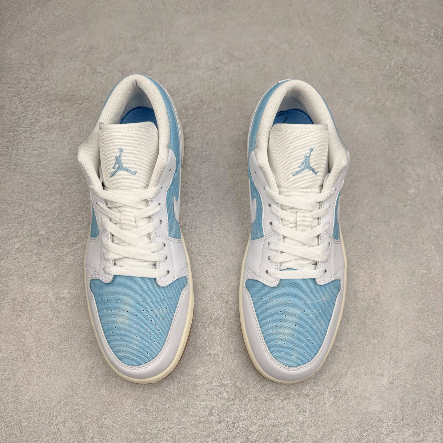 图片[2]-＃K版 Air Jordan AJ1 Low 低帮 牛仔蓝白 HQ2004-400 全新流水线出品 DT版本唯一平替选择 市场第二梯队最强版 全部原鞋开发 原楦原纸板开发 全鞋电脑针车 原厂内置全掌气垫 原盒内在原标 唯一Zp原版鞋带绑法 免检产品 全新2022版型 全头层皮料 完美零毛边处理 原厂配置全掌气垫 价格定位良心 几十个配色陆续出货 实拍调校N版已经零色差零失真 百分百还原实物色彩所见即所得 不存在货不对板色差等低级问题 选购参考实物拍摄 不混卖不参货 只用心做好货严格选品 承诺混一赔十 尺码：36 36.5 37.5 38 38.5 39 40 40.5 41 42 42.5 43 44 44.5 45-选品中心