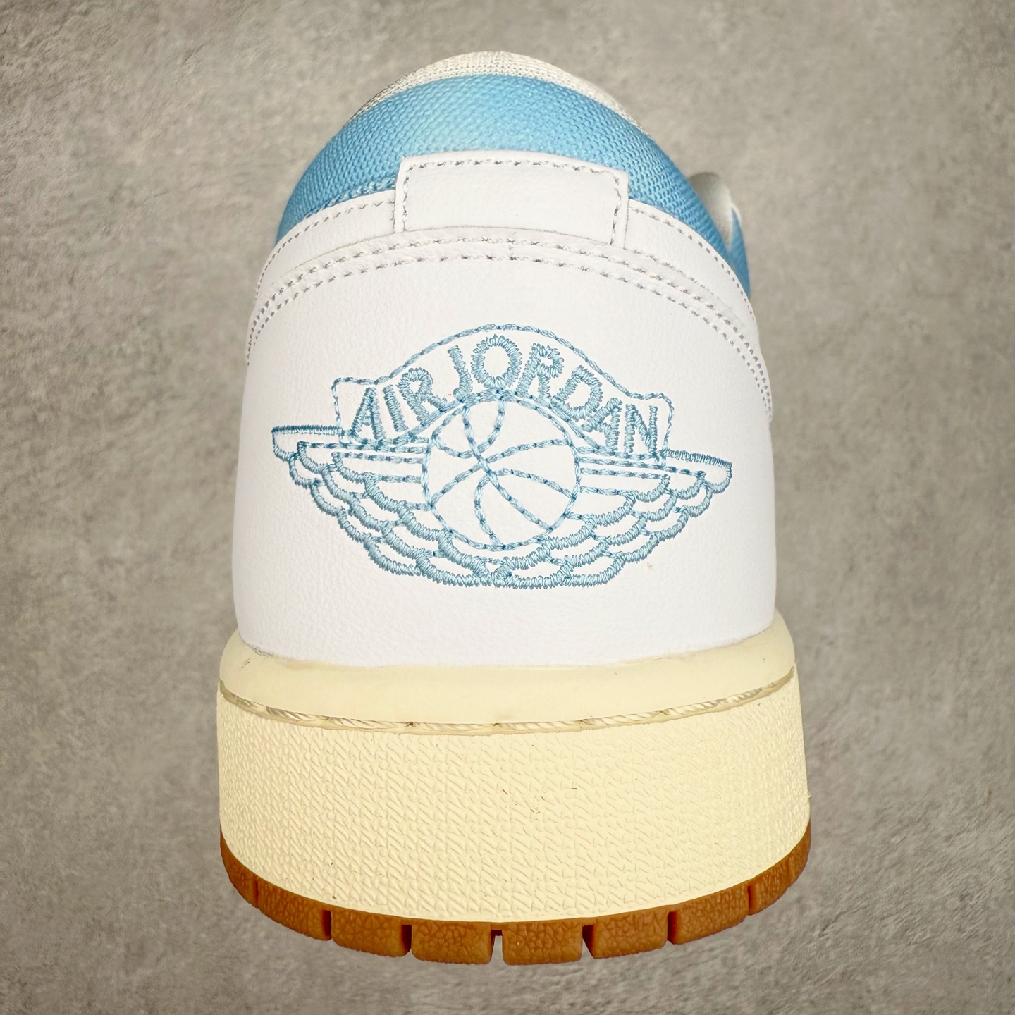 图片[8]-＃K版 Air Jordan AJ1 Low 低帮 牛仔蓝白 HQ2004-400 全新流水线出品 DT版本唯一平替选择 市场第二梯队最强版 全部原鞋开发 原楦原纸板开发 全鞋电脑针车 原厂内置全掌气垫 原盒内在原标 唯一Zp原版鞋带绑法 免检产品 全新2022版型 全头层皮料 完美零毛边处理 原厂配置全掌气垫 价格定位良心 几十个配色陆续出货 实拍调校N版已经零色差零失真 百分百还原实物色彩所见即所得 不存在货不对板色差等低级问题 选购参考实物拍摄 不混卖不参货 只用心做好货严格选品 承诺混一赔十 尺码：36 36.5 37.5 38 38.5 39 40 40.5 41 42 42.5 43 44 44.5 45-选品中心