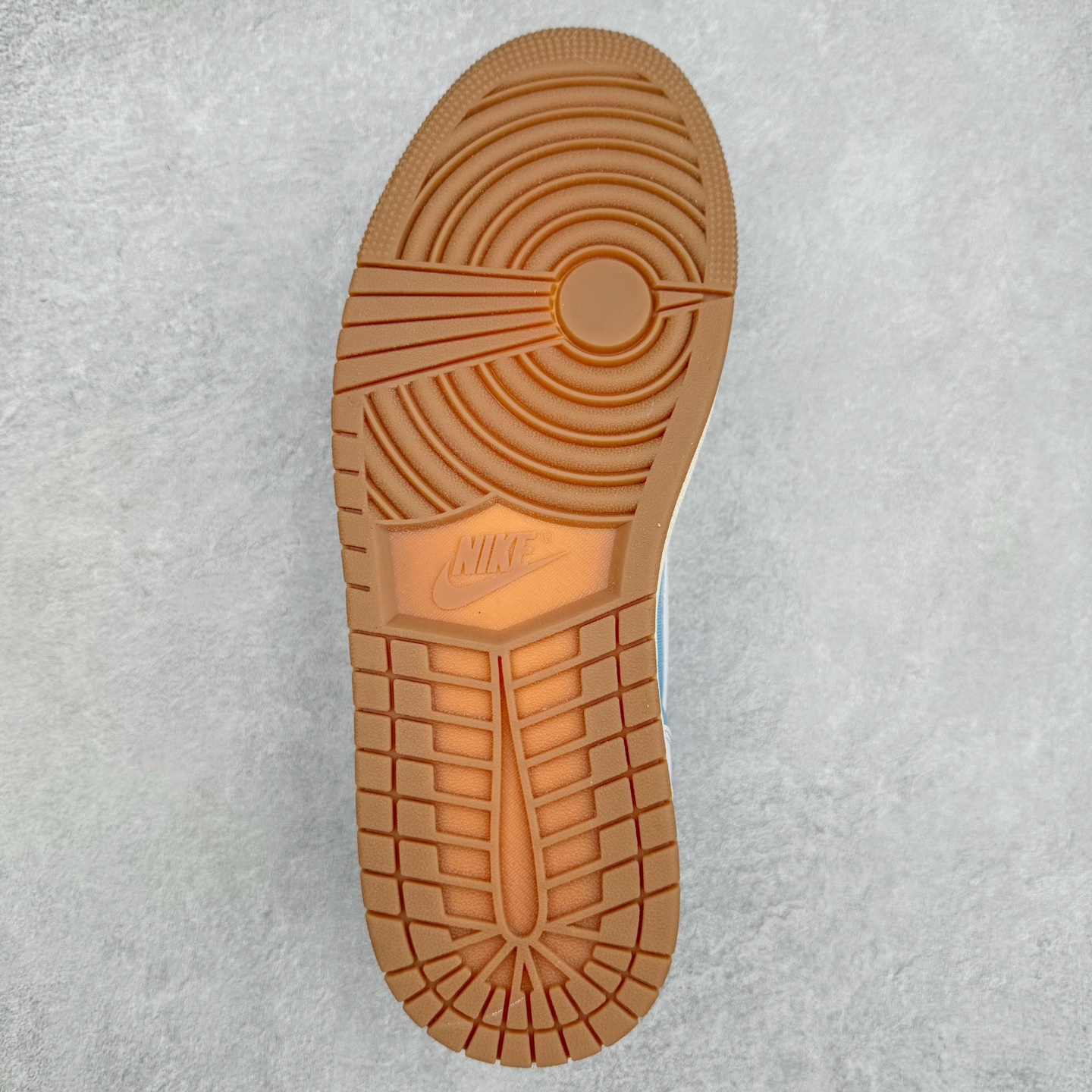 图片[9]-＃K版 Air Jordan AJ1 Low 低帮 牛仔蓝白 HQ2004-400 全新流水线出品 DT版本唯一平替选择 市场第二梯队最强版 全部原鞋开发 原楦原纸板开发 全鞋电脑针车 原厂内置全掌气垫 原盒内在原标 唯一Zp原版鞋带绑法 免检产品 全新2022版型 全头层皮料 完美零毛边处理 原厂配置全掌气垫 价格定位良心 几十个配色陆续出货 实拍调校N版已经零色差零失真 百分百还原实物色彩所见即所得 不存在货不对板色差等低级问题 选购参考实物拍摄 不混卖不参货 只用心做好货严格选品 承诺混一赔十 尺码：36 36.5 37.5 38 38.5 39 40 40.5 41 42 42.5 43 44 44.5 45-选品中心