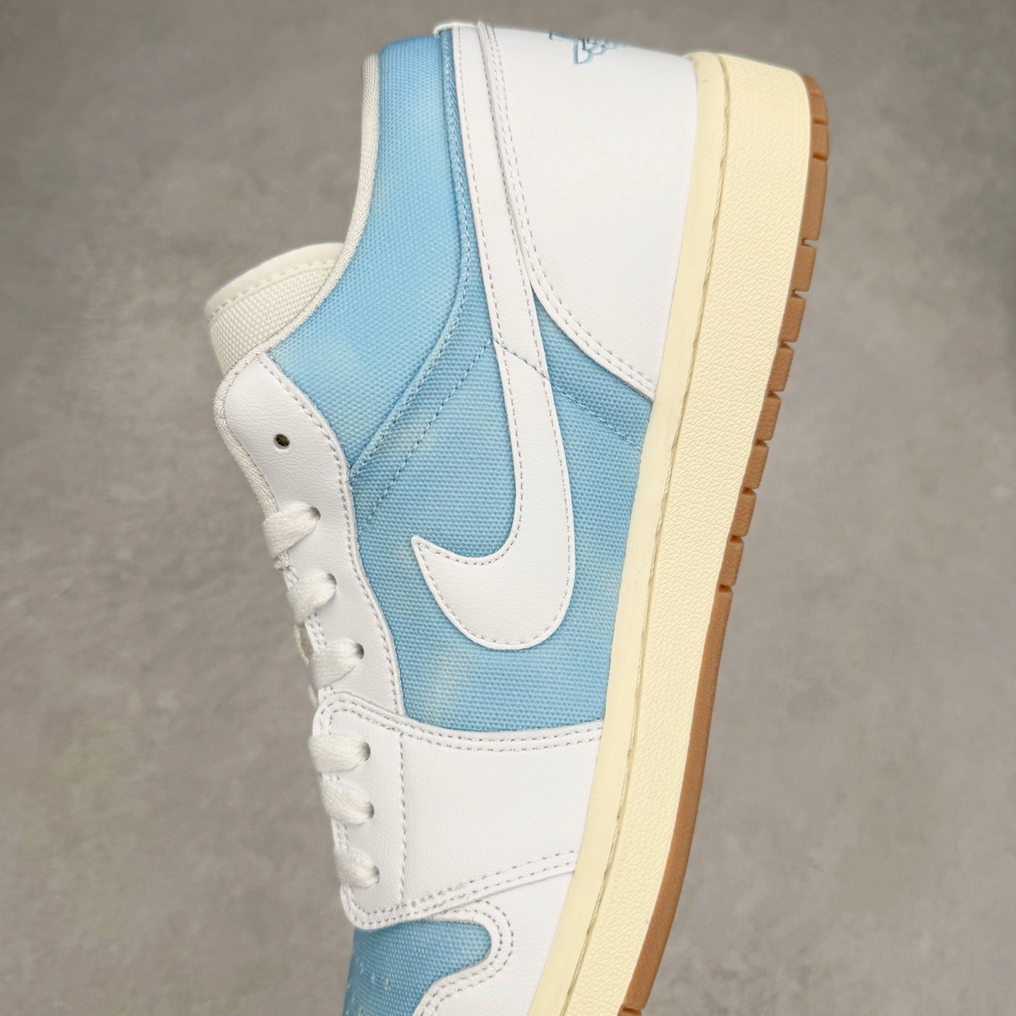 图片[7]-＃K版 Air Jordan AJ1 Low 低帮 牛仔蓝白 HQ2004-400 全新流水线出品 DT版本唯一平替选择 市场第二梯队最强版 全部原鞋开发 原楦原纸板开发 全鞋电脑针车 原厂内置全掌气垫 原盒内在原标 唯一Zp原版鞋带绑法 免检产品 全新2022版型 全头层皮料 完美零毛边处理 原厂配置全掌气垫 价格定位良心 几十个配色陆续出货 实拍调校N版已经零色差零失真 百分百还原实物色彩所见即所得 不存在货不对板色差等低级问题 选购参考实物拍摄 不混卖不参货 只用心做好货严格选品 承诺混一赔十 尺码：36 36.5 37.5 38 38.5 39 40 40.5 41 42 42.5 43 44 44.5 45-选品中心