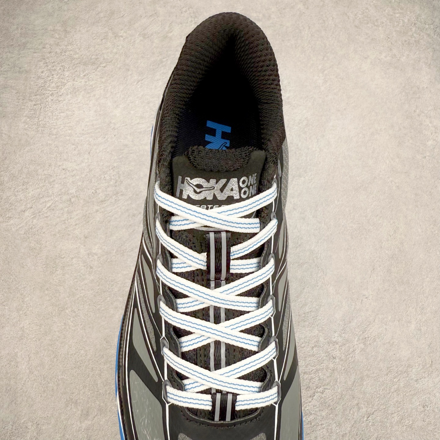 图片[5]-HOKA ONE ONE Mafate Speed 2 Low 玛法特2代系列低帮轻量户外越野休闲运动慢跑鞋 HOKA ONE ONE 最近推出了一个胶囊系列 Origin Story 这个系列里的 Mafate Speed 2 可以说让我日思夜想有一阵子了 最近终于拔草 让我来分享一下这双也是上脚赞到爆的越野跑鞋吧 以阿尔卑斯山脉作为主题将亮黄色与蓝色调覆盖在这经典轮廓之上 配色的呈现效果相当亮眼 以至于很多人买这个配色是用来日常搭配的 鞋面采用超轻的无缝架构 轻薄的TPU贴在透气的鞋面材料上 减轻重量同时也保证了支撑性 鞋底则采用滚动平衡技术 引导跑者回归自然步态 祖传的神奇EVA材质中底依旧是一如既往地表现优秀 能提供充足的缓震 作为HOKA家的越野跑鞋 VIBRAM 橡胶大底也是必不可少的 即便在复杂湿滑的地形 依旧能有良好的抓地力及稳定性 鞋带采用了弹性不易松脱的扁宽弹性鞋带 前掌与中掌部分也进行了加宽 也更加适合亚洲人的脚型 是一款十分全面且足够强悍的户外硬核越野鞋 而这双极其亮眼的越野跑鞋恰好又是在江山一百中参赛的UTMB冠军 Ludovic POMMERET 夺冠时穿着的战靴 这就让它变得更加有吸引力了 用来日常搭配的话短裤是基本不挑 长裤我个人推荐阔腿裤 工装裤以及各种长筒牛仔裤都可以 尺码：36 36.5 37.5 38 38.5 39 40 40.5 41 42 42.5 43 44 44.5 45-选品中心