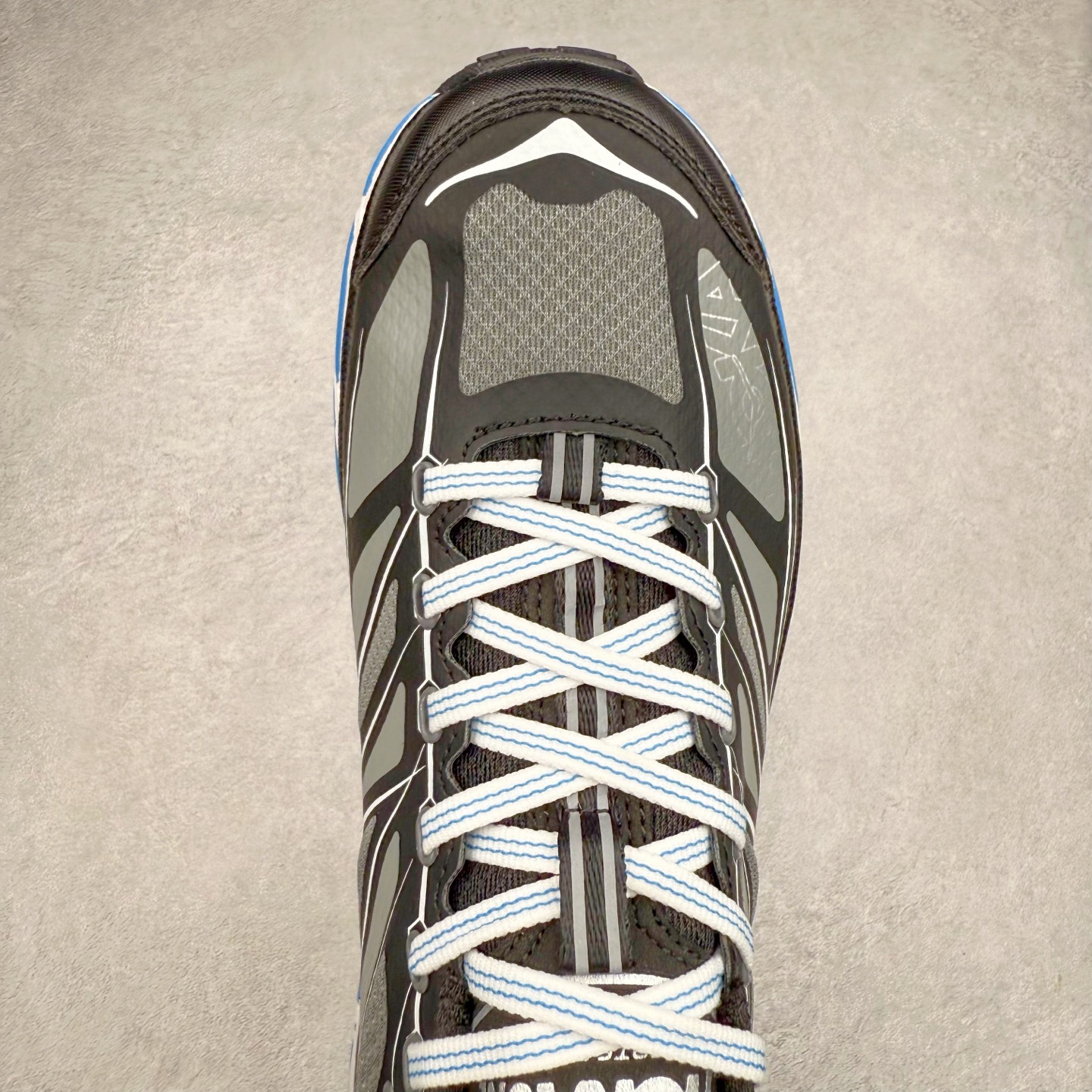 图片[4]-HOKA ONE ONE Mafate Speed 2 Low 玛法特2代系列低帮轻量户外越野休闲运动慢跑鞋 HOKA ONE ONE 最近推出了一个胶囊系列 Origin Story 这个系列里的 Mafate Speed 2 可以说让我日思夜想有一阵子了 最近终于拔草 让我来分享一下这双也是上脚赞到爆的越野跑鞋吧 以阿尔卑斯山脉作为主题将亮黄色与蓝色调覆盖在这经典轮廓之上 配色的呈现效果相当亮眼 以至于很多人买这个配色是用来日常搭配的 鞋面采用超轻的无缝架构 轻薄的TPU贴在透气的鞋面材料上 减轻重量同时也保证了支撑性 鞋底则采用滚动平衡技术 引导跑者回归自然步态 祖传的神奇EVA材质中底依旧是一如既往地表现优秀 能提供充足的缓震 作为HOKA家的越野跑鞋 VIBRAM 橡胶大底也是必不可少的 即便在复杂湿滑的地形 依旧能有良好的抓地力及稳定性 鞋带采用了弹性不易松脱的扁宽弹性鞋带 前掌与中掌部分也进行了加宽 也更加适合亚洲人的脚型 是一款十分全面且足够强悍的户外硬核越野鞋 而这双极其亮眼的越野跑鞋恰好又是在江山一百中参赛的UTMB冠军 Ludovic POMMERET 夺冠时穿着的战靴 这就让它变得更加有吸引力了 用来日常搭配的话短裤是基本不挑 长裤我个人推荐阔腿裤 工装裤以及各种长筒牛仔裤都可以 尺码：36 36.5 37.5 38 38.5 39 40 40.5 41 42 42.5 43 44 44.5 45-选品中心