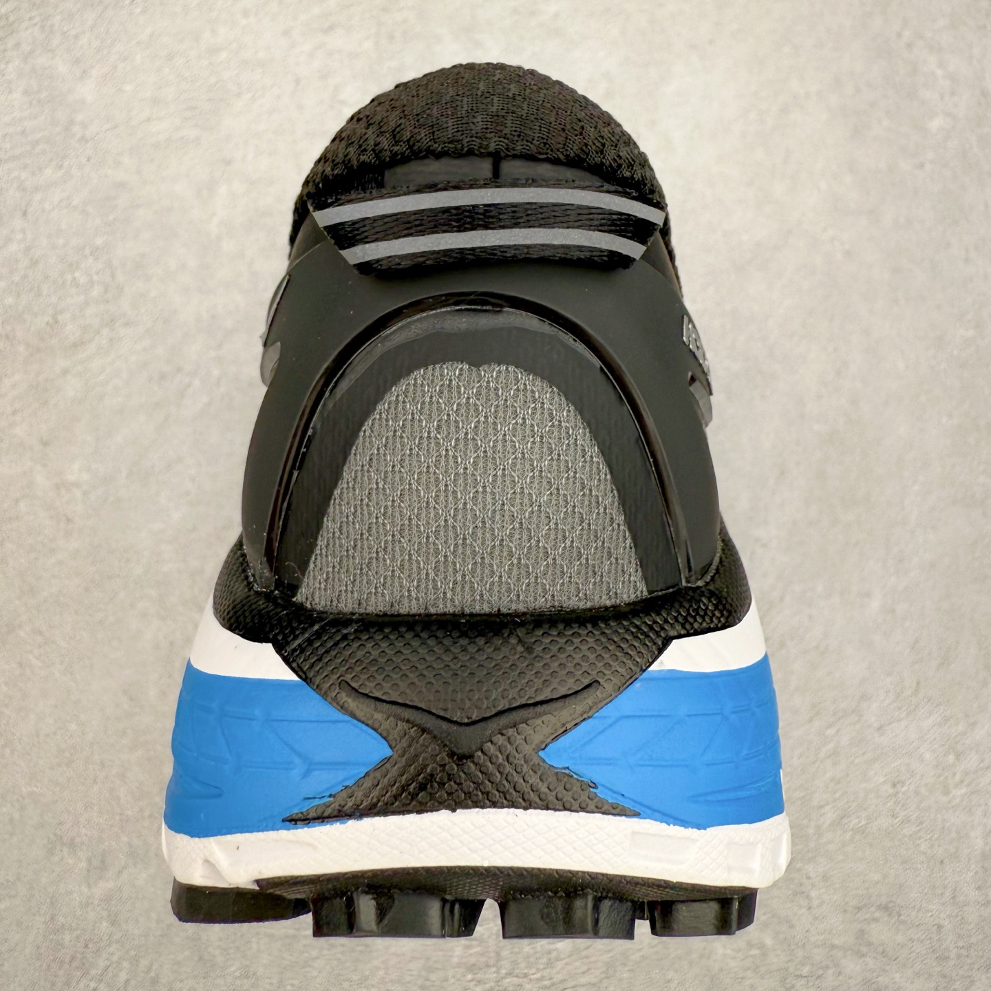 图片[8]-HOKA ONE ONE Mafate Speed 2 Low 玛法特2代系列低帮轻量户外越野休闲运动慢跑鞋 HOKA ONE ONE 最近推出了一个胶囊系列 Origin Story 这个系列里的 Mafate Speed 2 可以说让我日思夜想有一阵子了 最近终于拔草 让我来分享一下这双也是上脚赞到爆的越野跑鞋吧 以阿尔卑斯山脉作为主题将亮黄色与蓝色调覆盖在这经典轮廓之上 配色的呈现效果相当亮眼 以至于很多人买这个配色是用来日常搭配的 鞋面采用超轻的无缝架构 轻薄的TPU贴在透气的鞋面材料上 减轻重量同时也保证了支撑性 鞋底则采用滚动平衡技术 引导跑者回归自然步态 祖传的神奇EVA材质中底依旧是一如既往地表现优秀 能提供充足的缓震 作为HOKA家的越野跑鞋 VIBRAM 橡胶大底也是必不可少的 即便在复杂湿滑的地形 依旧能有良好的抓地力及稳定性 鞋带采用了弹性不易松脱的扁宽弹性鞋带 前掌与中掌部分也进行了加宽 也更加适合亚洲人的脚型 是一款十分全面且足够强悍的户外硬核越野鞋 而这双极其亮眼的越野跑鞋恰好又是在江山一百中参赛的UTMB冠军 Ludovic POMMERET 夺冠时穿着的战靴 这就让它变得更加有吸引力了 用来日常搭配的话短裤是基本不挑 长裤我个人推荐阔腿裤 工装裤以及各种长筒牛仔裤都可以 尺码：36 36.5 37.5 38 38.5 39 40 40.5 41 42 42.5 43 44 44.5 45-选品中心