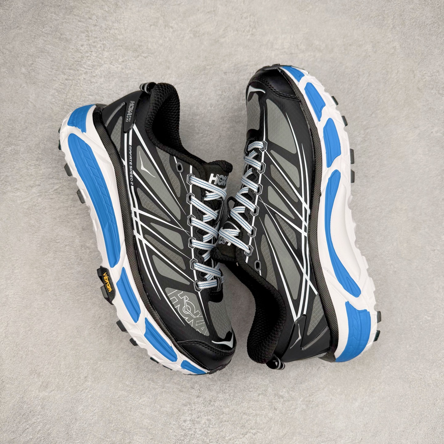 图片[3]-HOKA ONE ONE Mafate Speed 2 Low 玛法特2代系列低帮轻量户外越野休闲运动慢跑鞋 HOKA ONE ONE 最近推出了一个胶囊系列 Origin Story 这个系列里的 Mafate Speed 2 可以说让我日思夜想有一阵子了 最近终于拔草 让我来分享一下这双也是上脚赞到爆的越野跑鞋吧 以阿尔卑斯山脉作为主题将亮黄色与蓝色调覆盖在这经典轮廓之上 配色的呈现效果相当亮眼 以至于很多人买这个配色是用来日常搭配的 鞋面采用超轻的无缝架构 轻薄的TPU贴在透气的鞋面材料上 减轻重量同时也保证了支撑性 鞋底则采用滚动平衡技术 引导跑者回归自然步态 祖传的神奇EVA材质中底依旧是一如既往地表现优秀 能提供充足的缓震 作为HOKA家的越野跑鞋 VIBRAM 橡胶大底也是必不可少的 即便在复杂湿滑的地形 依旧能有良好的抓地力及稳定性 鞋带采用了弹性不易松脱的扁宽弹性鞋带 前掌与中掌部分也进行了加宽 也更加适合亚洲人的脚型 是一款十分全面且足够强悍的户外硬核越野鞋 而这双极其亮眼的越野跑鞋恰好又是在江山一百中参赛的UTMB冠军 Ludovic POMMERET 夺冠时穿着的战靴 这就让它变得更加有吸引力了 用来日常搭配的话短裤是基本不挑 长裤我个人推荐阔腿裤 工装裤以及各种长筒牛仔裤都可以 尺码：36 36.5 37.5 38 38.5 39 40 40.5 41 42 42.5 43 44 44.5 45-选品中心