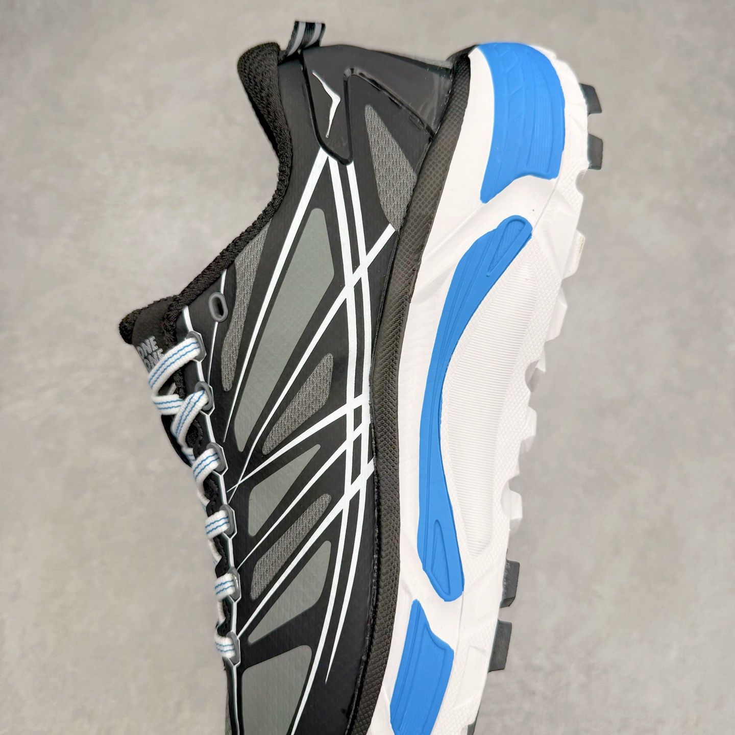 图片[7]-HOKA ONE ONE Mafate Speed 2 Low 玛法特2代系列低帮轻量户外越野休闲运动慢跑鞋 HOKA ONE ONE 最近推出了一个胶囊系列 Origin Story 这个系列里的 Mafate Speed 2 可以说让我日思夜想有一阵子了 最近终于拔草 让我来分享一下这双也是上脚赞到爆的越野跑鞋吧 以阿尔卑斯山脉作为主题将亮黄色与蓝色调覆盖在这经典轮廓之上 配色的呈现效果相当亮眼 以至于很多人买这个配色是用来日常搭配的 鞋面采用超轻的无缝架构 轻薄的TPU贴在透气的鞋面材料上 减轻重量同时也保证了支撑性 鞋底则采用滚动平衡技术 引导跑者回归自然步态 祖传的神奇EVA材质中底依旧是一如既往地表现优秀 能提供充足的缓震 作为HOKA家的越野跑鞋 VIBRAM 橡胶大底也是必不可少的 即便在复杂湿滑的地形 依旧能有良好的抓地力及稳定性 鞋带采用了弹性不易松脱的扁宽弹性鞋带 前掌与中掌部分也进行了加宽 也更加适合亚洲人的脚型 是一款十分全面且足够强悍的户外硬核越野鞋 而这双极其亮眼的越野跑鞋恰好又是在江山一百中参赛的UTMB冠军 Ludovic POMMERET 夺冠时穿着的战靴 这就让它变得更加有吸引力了 用来日常搭配的话短裤是基本不挑 长裤我个人推荐阔腿裤 工装裤以及各种长筒牛仔裤都可以 尺码：36 36.5 37.5 38 38.5 39 40 40.5 41 42 42.5 43 44 44.5 45-选品中心