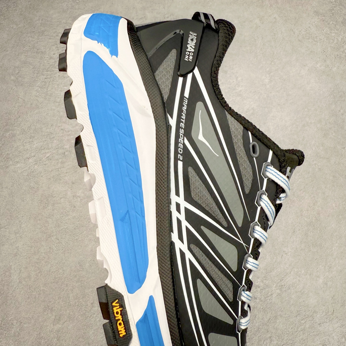 图片[6]-HOKA ONE ONE Mafate Speed 2 Low 玛法特2代系列低帮轻量户外越野休闲运动慢跑鞋 HOKA ONE ONE 最近推出了一个胶囊系列 Origin Story 这个系列里的 Mafate Speed 2 可以说让我日思夜想有一阵子了 最近终于拔草 让我来分享一下这双也是上脚赞到爆的越野跑鞋吧 以阿尔卑斯山脉作为主题将亮黄色与蓝色调覆盖在这经典轮廓之上 配色的呈现效果相当亮眼 以至于很多人买这个配色是用来日常搭配的 鞋面采用超轻的无缝架构 轻薄的TPU贴在透气的鞋面材料上 减轻重量同时也保证了支撑性 鞋底则采用滚动平衡技术 引导跑者回归自然步态 祖传的神奇EVA材质中底依旧是一如既往地表现优秀 能提供充足的缓震 作为HOKA家的越野跑鞋 VIBRAM 橡胶大底也是必不可少的 即便在复杂湿滑的地形 依旧能有良好的抓地力及稳定性 鞋带采用了弹性不易松脱的扁宽弹性鞋带 前掌与中掌部分也进行了加宽 也更加适合亚洲人的脚型 是一款十分全面且足够强悍的户外硬核越野鞋 而这双极其亮眼的越野跑鞋恰好又是在江山一百中参赛的UTMB冠军 Ludovic POMMERET 夺冠时穿着的战靴 这就让它变得更加有吸引力了 用来日常搭配的话短裤是基本不挑 长裤我个人推荐阔腿裤 工装裤以及各种长筒牛仔裤都可以 尺码：36 36.5 37.5 38 38.5 39 40 40.5 41 42 42.5 43 44 44.5 45-选品中心