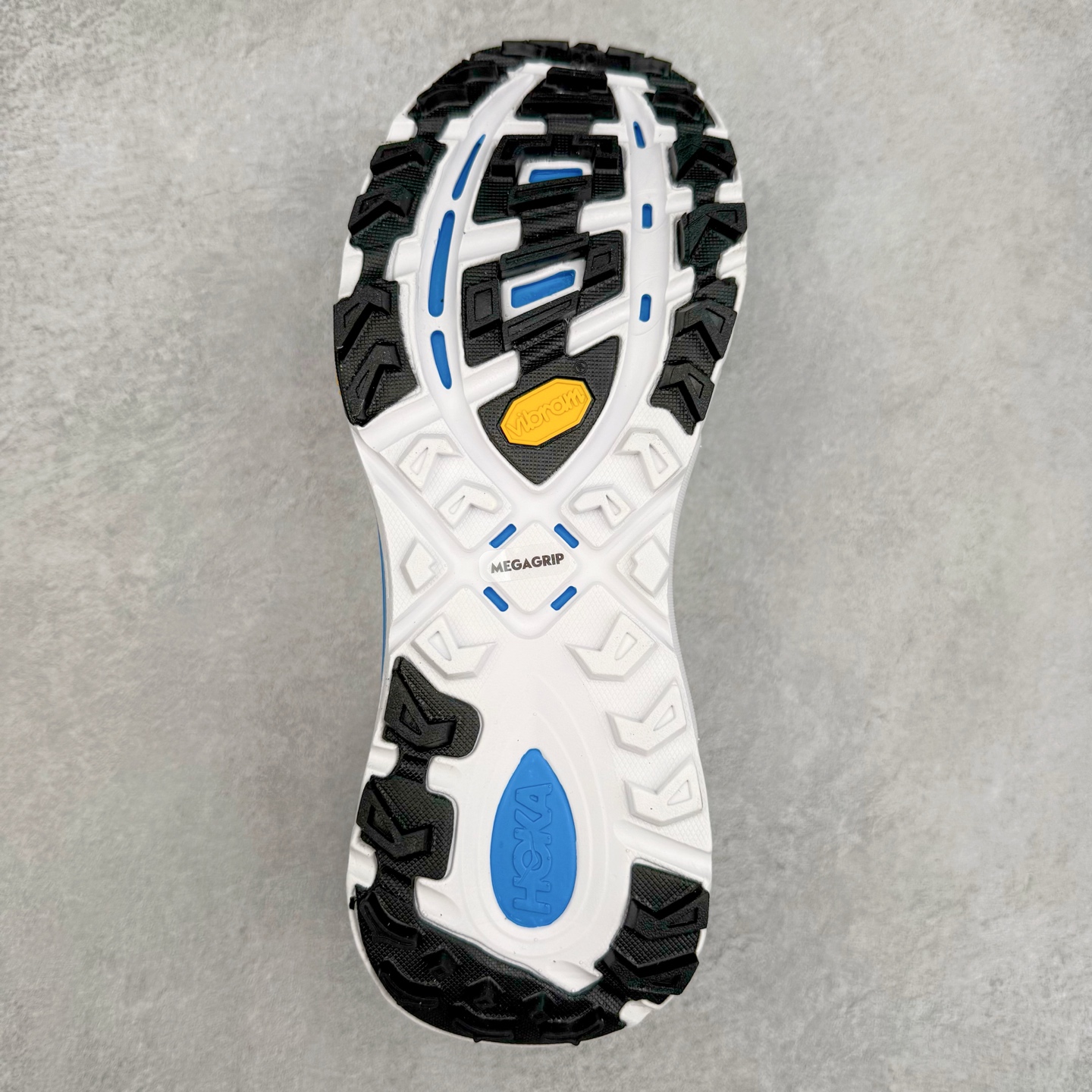 图片[9]-HOKA ONE ONE Mafate Speed 2 Low 玛法特2代系列低帮轻量户外越野休闲运动慢跑鞋 HOKA ONE ONE 最近推出了一个胶囊系列 Origin Story 这个系列里的 Mafate Speed 2 可以说让我日思夜想有一阵子了 最近终于拔草 让我来分享一下这双也是上脚赞到爆的越野跑鞋吧 以阿尔卑斯山脉作为主题将亮黄色与蓝色调覆盖在这经典轮廓之上 配色的呈现效果相当亮眼 以至于很多人买这个配色是用来日常搭配的 鞋面采用超轻的无缝架构 轻薄的TPU贴在透气的鞋面材料上 减轻重量同时也保证了支撑性 鞋底则采用滚动平衡技术 引导跑者回归自然步态 祖传的神奇EVA材质中底依旧是一如既往地表现优秀 能提供充足的缓震 作为HOKA家的越野跑鞋 VIBRAM 橡胶大底也是必不可少的 即便在复杂湿滑的地形 依旧能有良好的抓地力及稳定性 鞋带采用了弹性不易松脱的扁宽弹性鞋带 前掌与中掌部分也进行了加宽 也更加适合亚洲人的脚型 是一款十分全面且足够强悍的户外硬核越野鞋 而这双极其亮眼的越野跑鞋恰好又是在江山一百中参赛的UTMB冠军 Ludovic POMMERET 夺冠时穿着的战靴 这就让它变得更加有吸引力了 用来日常搭配的话短裤是基本不挑 长裤我个人推荐阔腿裤 工装裤以及各种长筒牛仔裤都可以 尺码：36 36.5 37.5 38 38.5 39 40 40.5 41 42 42.5 43 44 44.5 45-选品中心