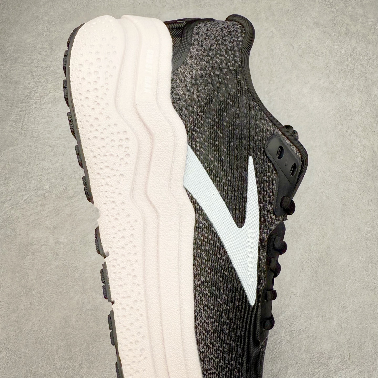 图片[6]-Brooks布鲁克斯 Ghost Max 2 运动舒适防滑耐磨低帮跑步鞋 实拍调校N版已经零色差零失真 百分百还原实物色彩所见即所得 不存在货不对板色差等低级问题 选购参考实物拍摄 不混卖不参货 只用心做好货严格选品 承诺混一赔十 尺码：36 36.5 37.5 38 38.5 39 40 40.5 41 42 42.5 43 44 44.5 45-选品中心