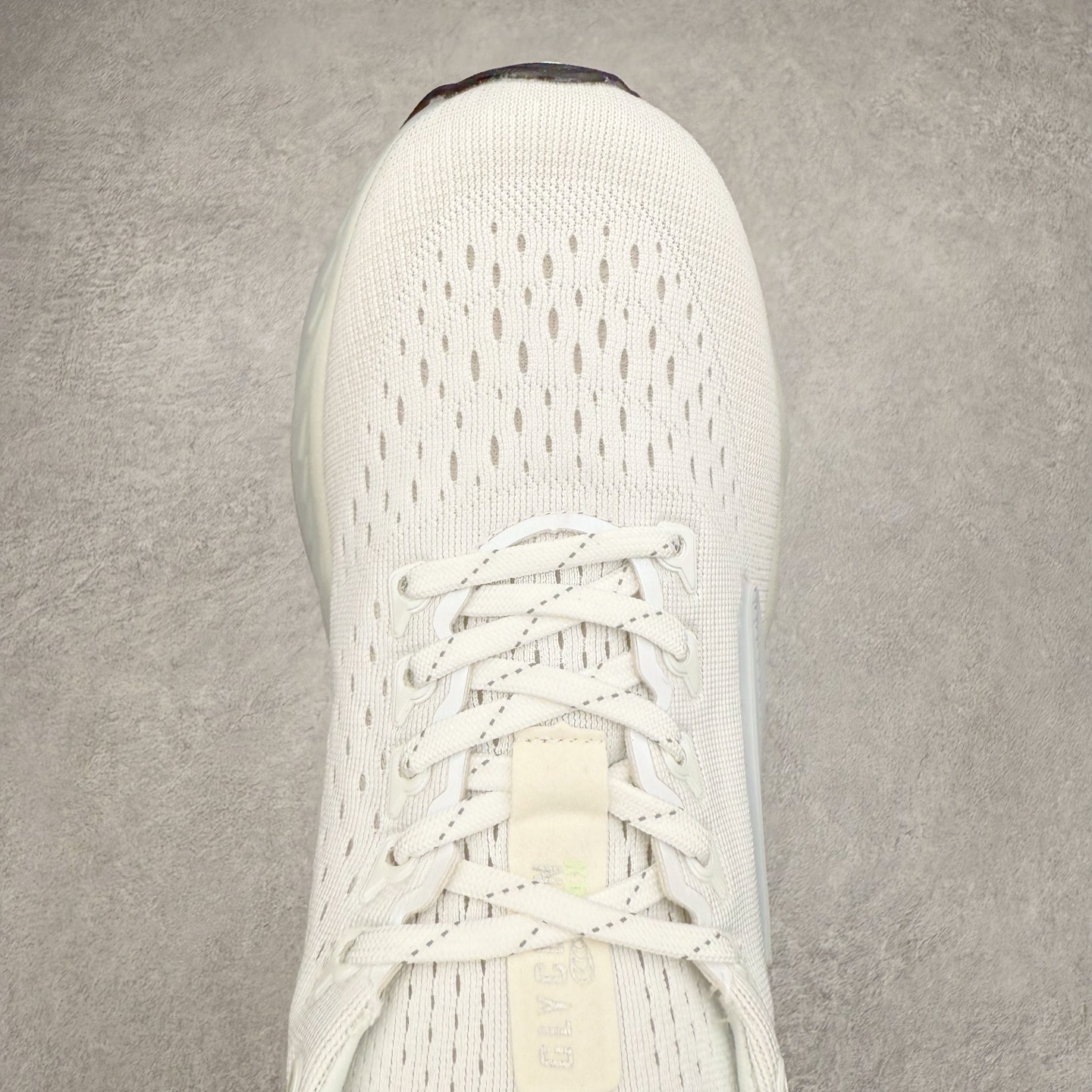 图片[4]-Brooks布鲁克斯 Ghost Max 2 运动舒适防滑耐磨低帮跑步鞋 实拍调校N版已经零色差零失真 百分百还原实物色彩所见即所得 不存在货不对板色差等低级问题 选购参考实物拍摄 不混卖不参货 只用心做好货严格选品 承诺混一赔十 尺码：36 36.5 37.5 38 38.5 39 40 40.5 41 42 42.5 43 44 44.5 45-选品中心