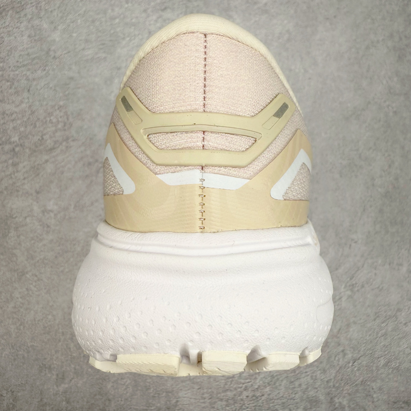 图片[8]-Brooks布鲁克斯 Ghost 15 马拉松舒适百搭防滑耐磨低帮跑步鞋 Brooks 四大跑鞋之一 百年品牌 跑鞋从外形上基本就能判断这是一款速度跑鞋 简洁干练的外形结构和极强的运动流线型看着非常有速度感 上脚的第一感觉是非常轻 美码9码的鞋单只206g不到 从个人偏好来说 200g左右的竞速鞋最具安全感 鞋面采用单层网布 很薄 前掌使用了大量开放式网眼 排气直接快速 透气性上乘 鞋舌也是轻量化设计 仅为一层麂皮 和脚背完美贴合 鞋舌中央有个防偏穿孔 从实际穿着来看 通常鞋舌都是外偏 如果是防偏穿孔位于中心 防偏效果其实并不十分有效 如果采用趋外侧的偏心设计更有效 鞋帮泡棉填充量不大 但非常紧凑 贴合舒适 包裹稳固 内置硬质TPU保证必要的稳定性 跑鞋中底采用的是DNA FLASH科技材料 DNA FLASH中底科技 是Brooks第一款将氮气注入中底的创新科技 主要原理是借助“超临界流体”发泡技术 将液态氮稳定的转化为气态氮 并使其均匀地形成无数紧密贴合的密闭式气囊结构 尺码：36 36.5 37.5 38 38.5 39 40 40.5 41 42 42.5 43 44 44.5 45 46-选品中心