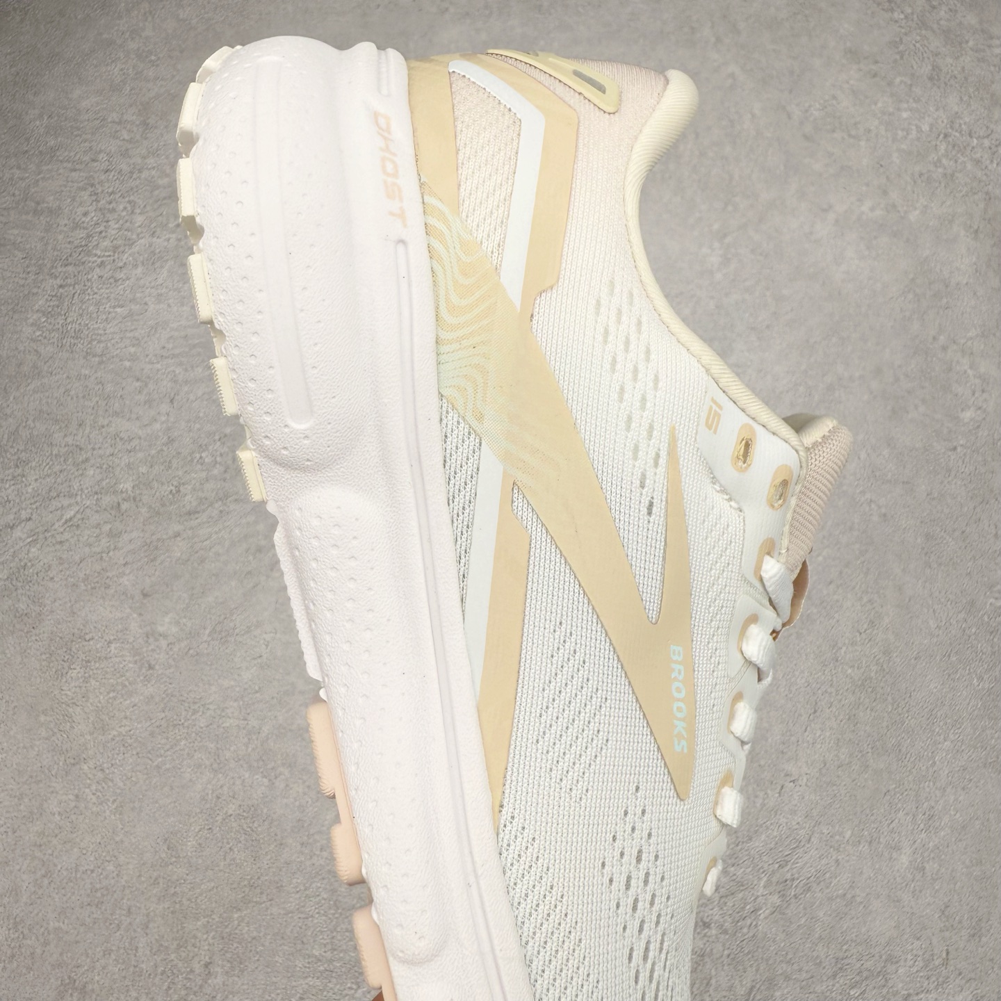 图片[6]-Brooks布鲁克斯 Ghost 15 马拉松舒适百搭防滑耐磨低帮跑步鞋 Brooks 四大跑鞋之一 百年品牌 跑鞋从外形上基本就能判断这是一款速度跑鞋 简洁干练的外形结构和极强的运动流线型看着非常有速度感 上脚的第一感觉是非常轻 美码9码的鞋单只206g不到 从个人偏好来说 200g左右的竞速鞋最具安全感 鞋面采用单层网布 很薄 前掌使用了大量开放式网眼 排气直接快速 透气性上乘 鞋舌也是轻量化设计 仅为一层麂皮 和脚背完美贴合 鞋舌中央有个防偏穿孔 从实际穿着来看 通常鞋舌都是外偏 如果是防偏穿孔位于中心 防偏效果其实并不十分有效 如果采用趋外侧的偏心设计更有效 鞋帮泡棉填充量不大 但非常紧凑 贴合舒适 包裹稳固 内置硬质TPU保证必要的稳定性 跑鞋中底采用的是DNA FLASH科技材料 DNA FLASH中底科技 是Brooks第一款将氮气注入中底的创新科技 主要原理是借助“超临界流体”发泡技术 将液态氮稳定的转化为气态氮 并使其均匀地形成无数紧密贴合的密闭式气囊结构 尺码：36 36.5 37.5 38 38.5 39 40 40.5 41 42 42.5 43 44 44.5 45 46-选品中心